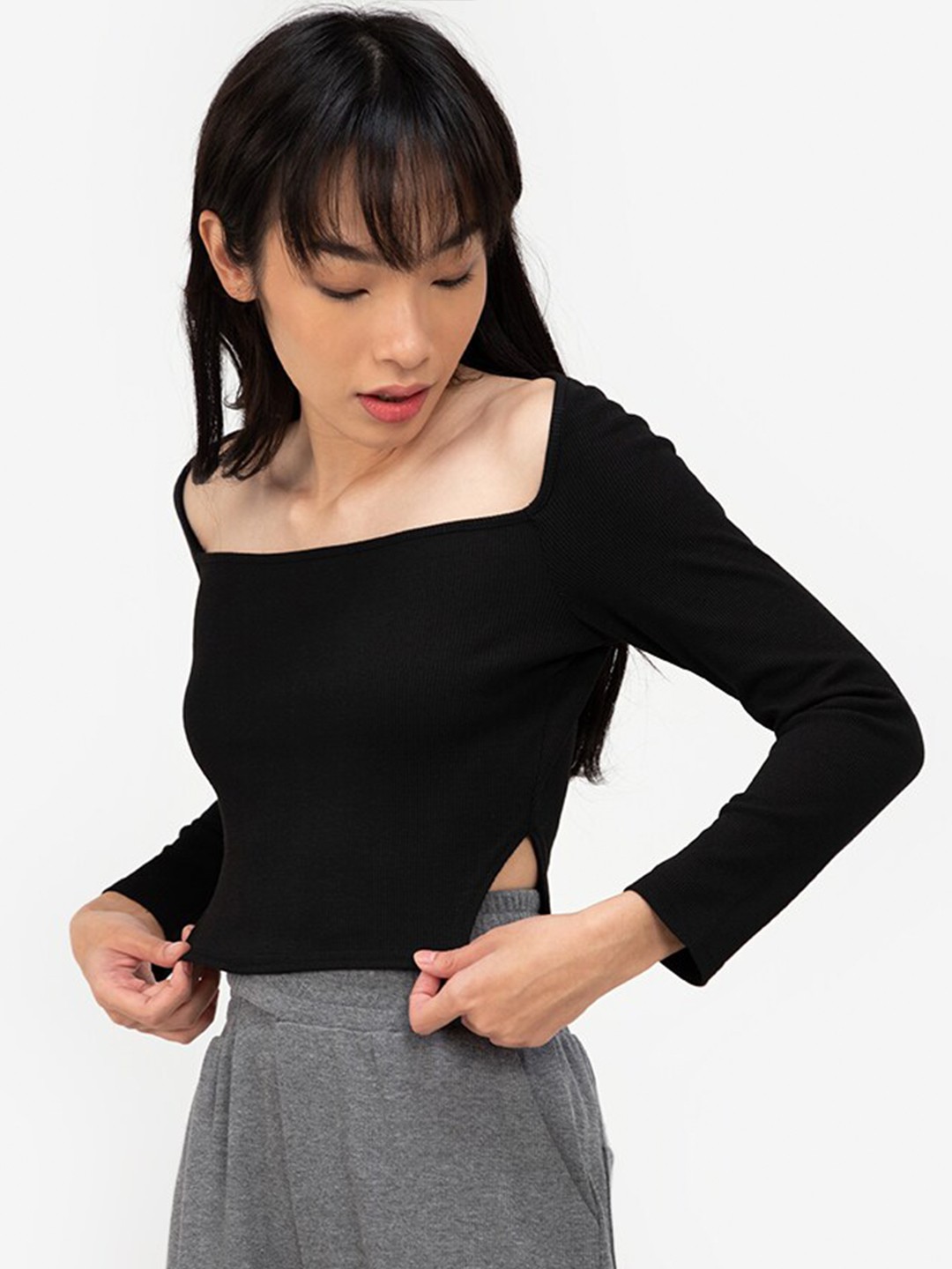 

ZALORA BASICS Black Solid Crop Top
