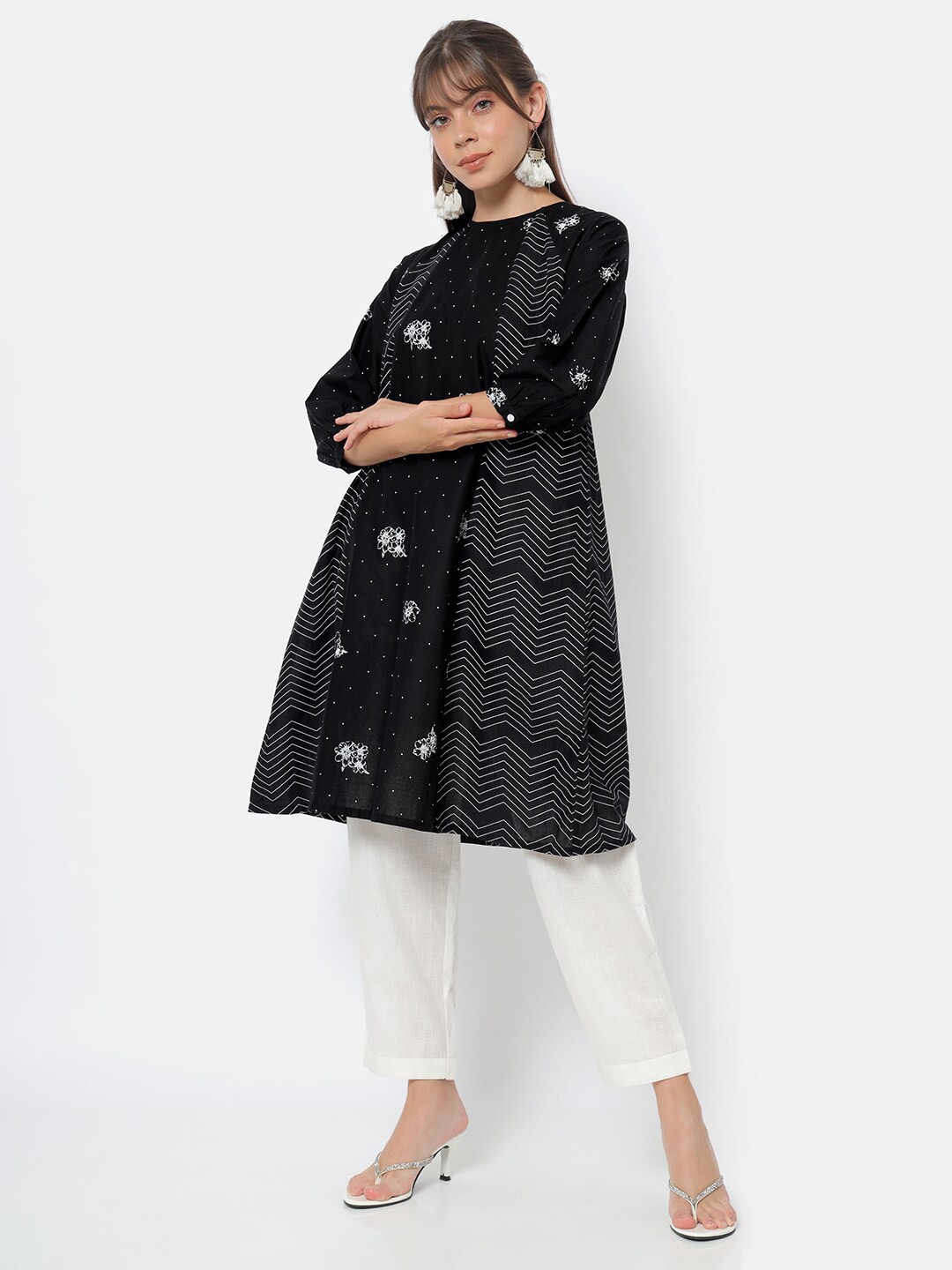 

Saaki Black & White Floral Printed Cotton Tunic