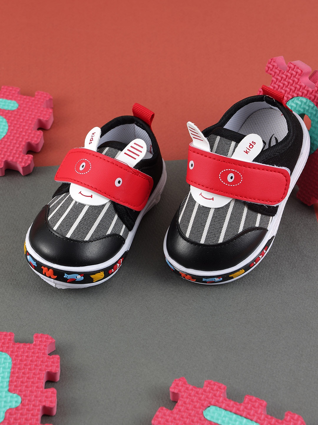 

Jazzy Juniors Boys Black Colourblocked Slip-On Sneakers