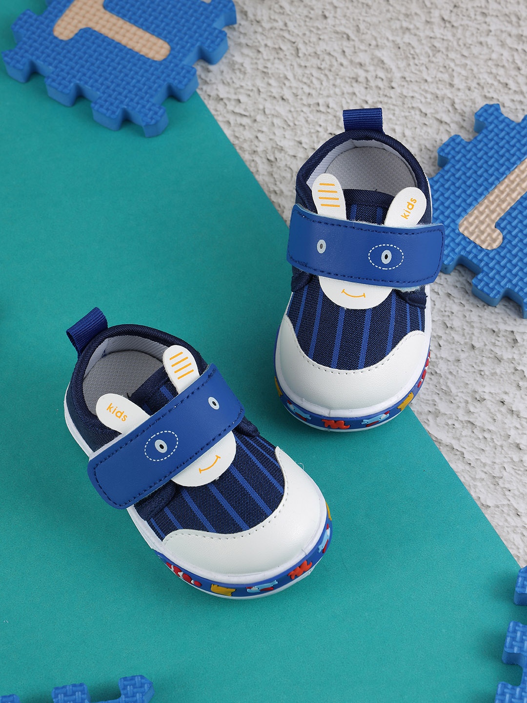 

Jazzy Juniors Boys Navy Blue Colourblocked Slip-On Sneakers