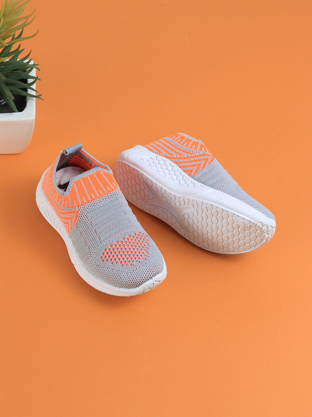 

Jazzy Juniors Boys Grey Woven Design Slip-On Sneakers