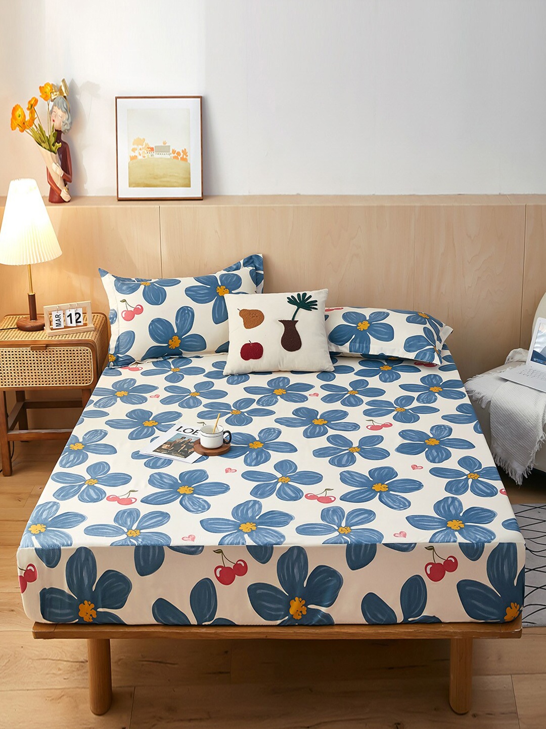 

JC HOME Off-White & Blue Floral 160 TC King Bedsheet with 2 Pillow Covers
