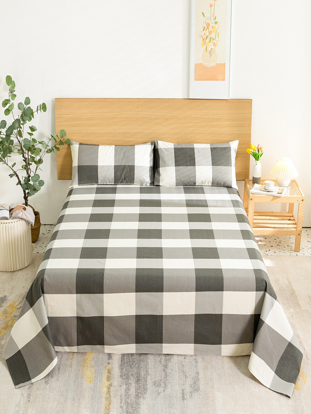 

JC HOME Black & Cream-Coloured Geometric Queen Bedsheet with 2 Pillow Covers