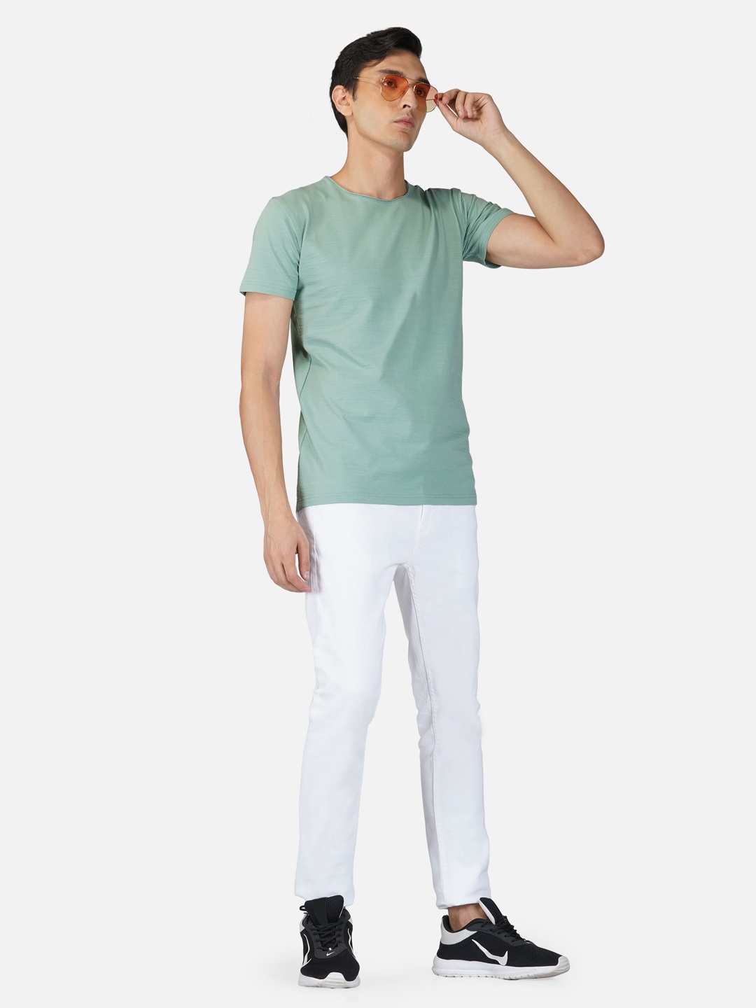 

Tinted Men Green Solid Slim Fit T-shirt