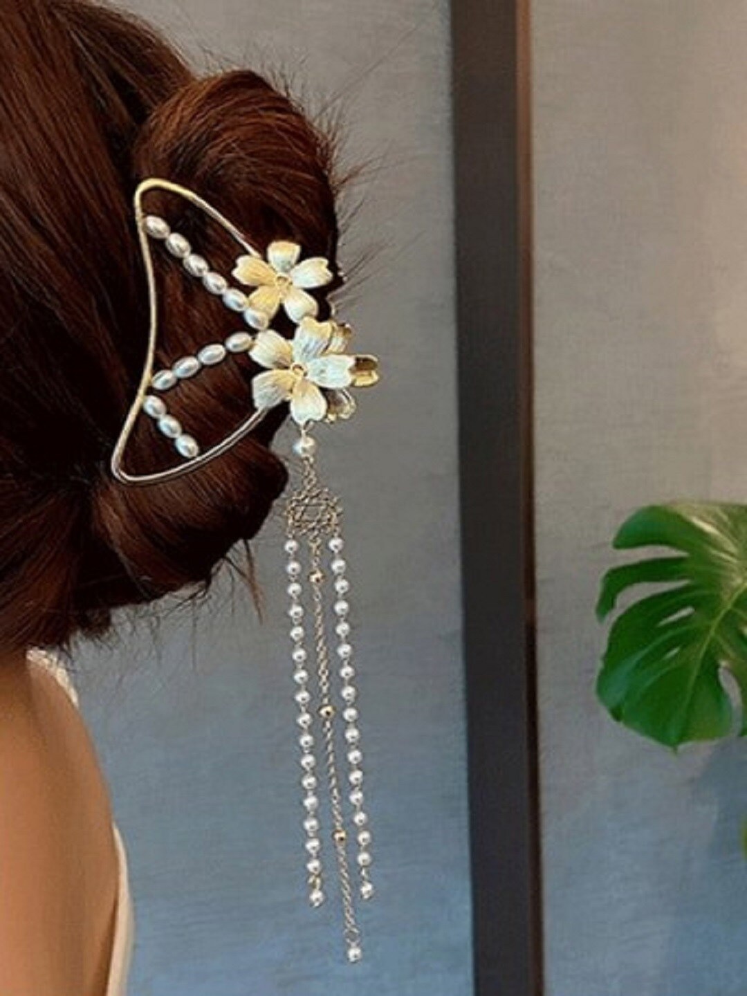 

OOMPH Women Gold-Toned & White Embellished Claw Clip