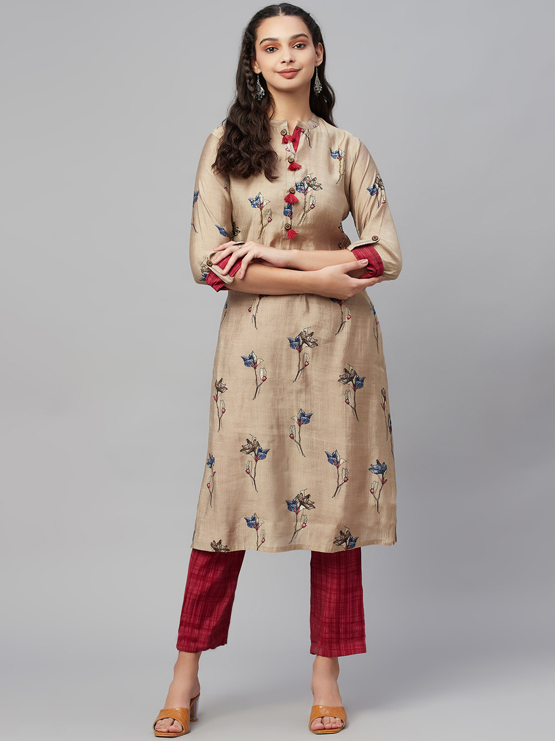 

AMIRAS INDIAN ETHNIC WEAR Women Beige Floral Printed Pure Silk Kurta with Trousers