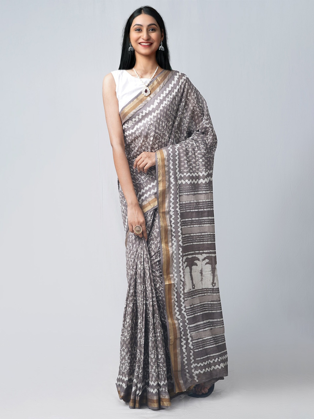 

Unnati Silks Grey & Gold-Toned Ethnic Motifs Cotton Block Print Saree