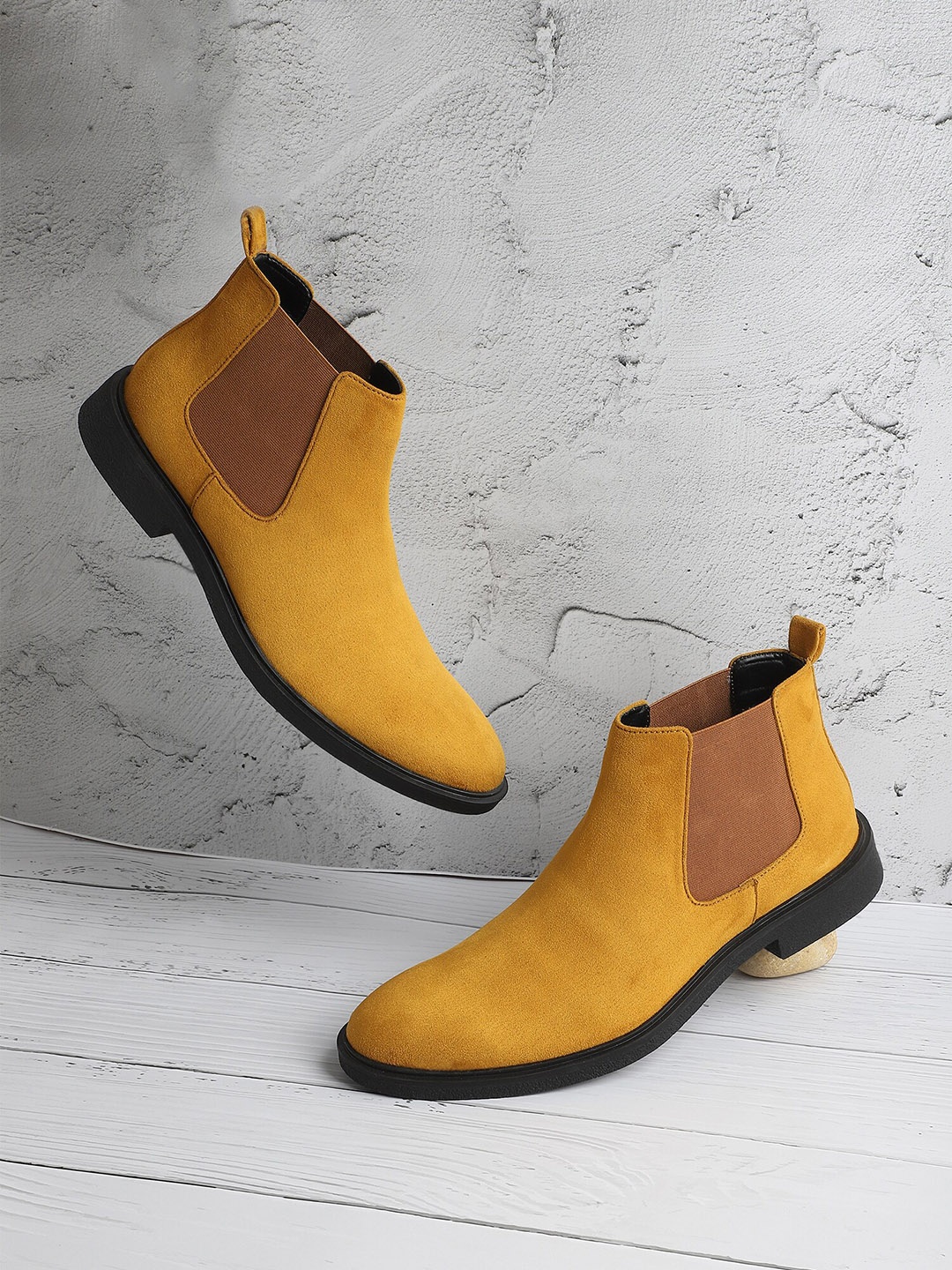 

Carlton London Men Mustard Yellow Solid Chelsea Boots