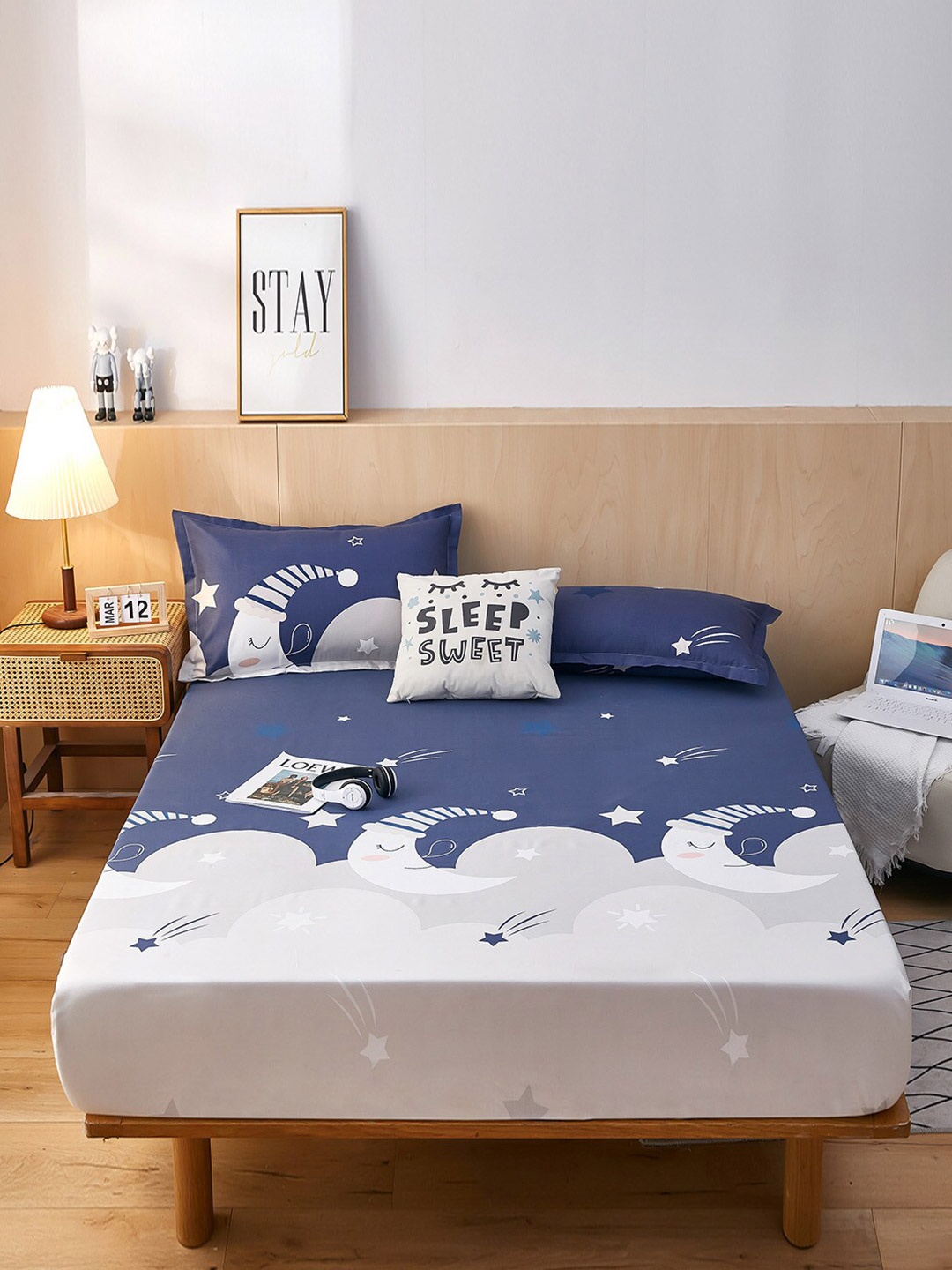 

JC HOME Blue & White Graphic 160 TC Fitted Queen Bedsheet