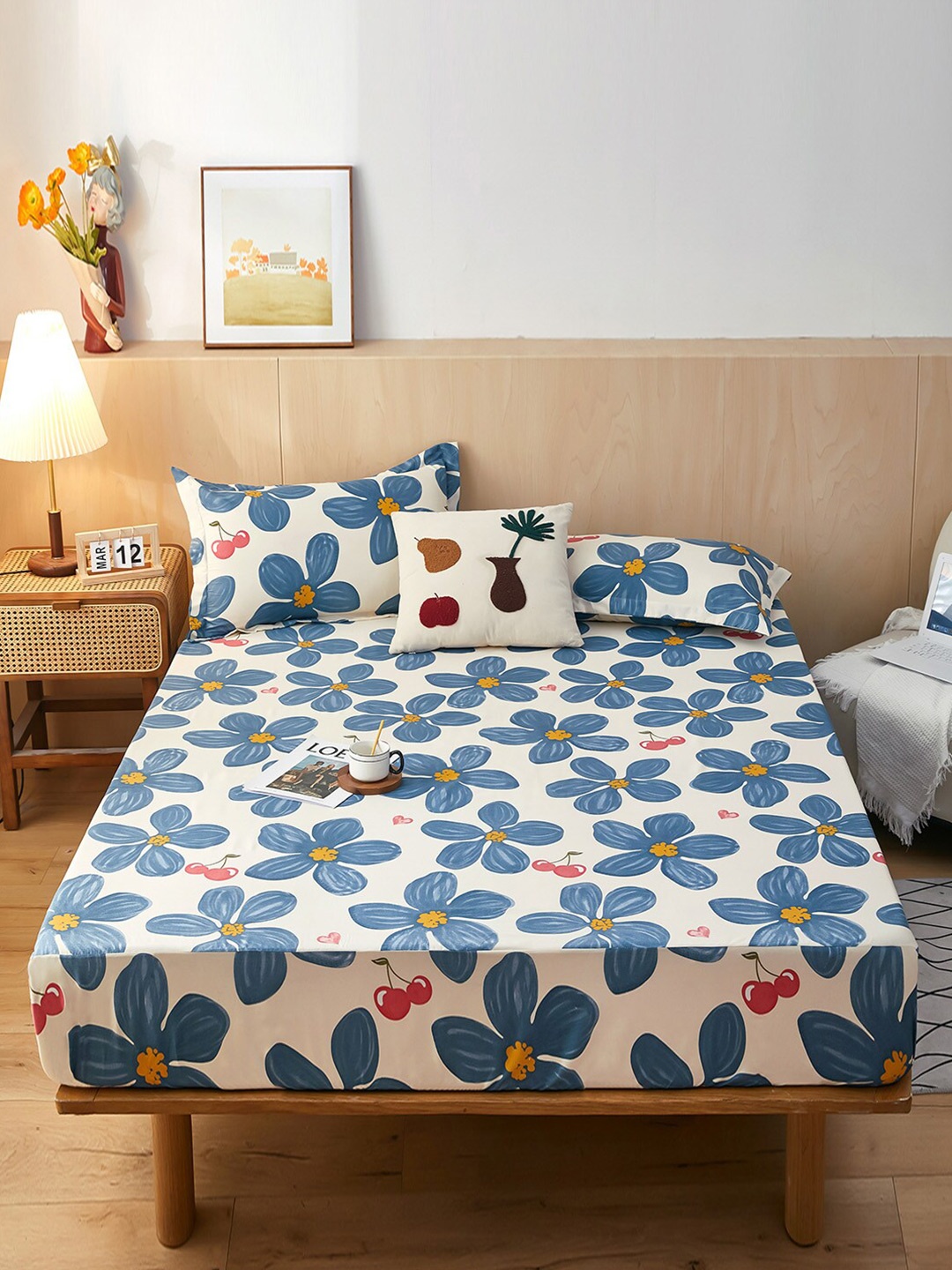 

JC HOME White & Blue Floral 160 TC Queen Bedsheet