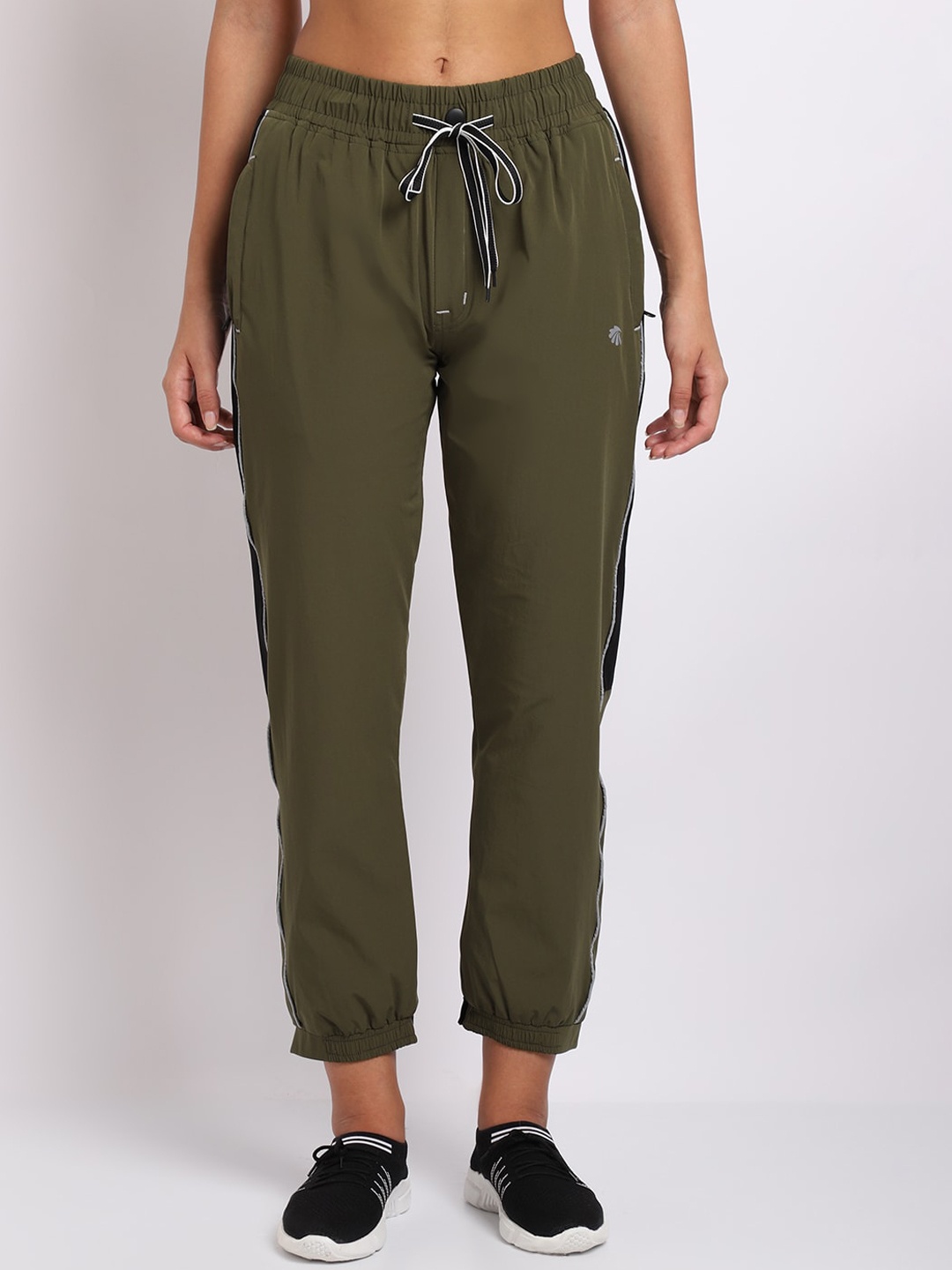 

Gallus Women Olive-Green & Black Solid Lyocell Anti-Odour Joggers