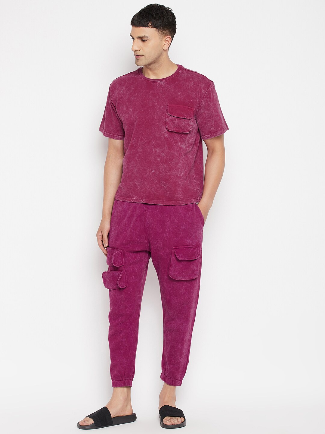 

FUGAZEE Men Magenta Printed T-shirt with Trousers