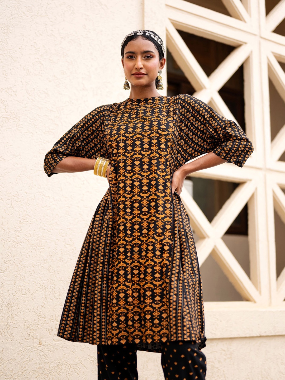 

Saaki Women Black Geometric Printed Kurta