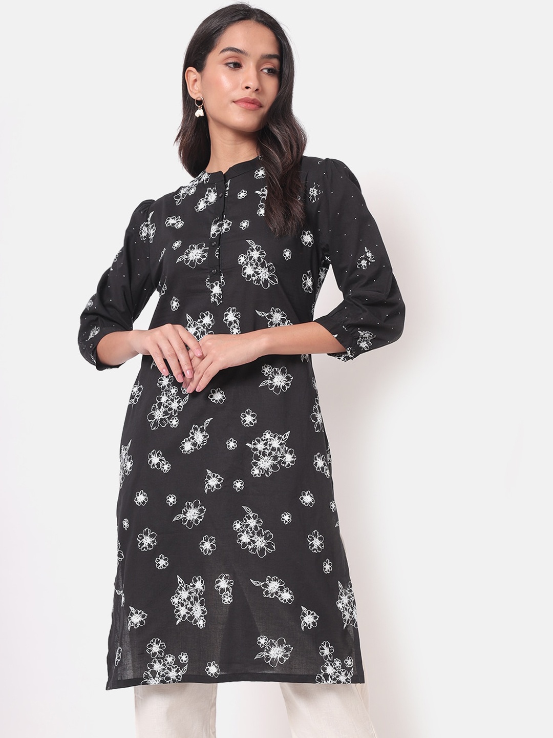 

Saaki Women Black Floral Printed Kurta