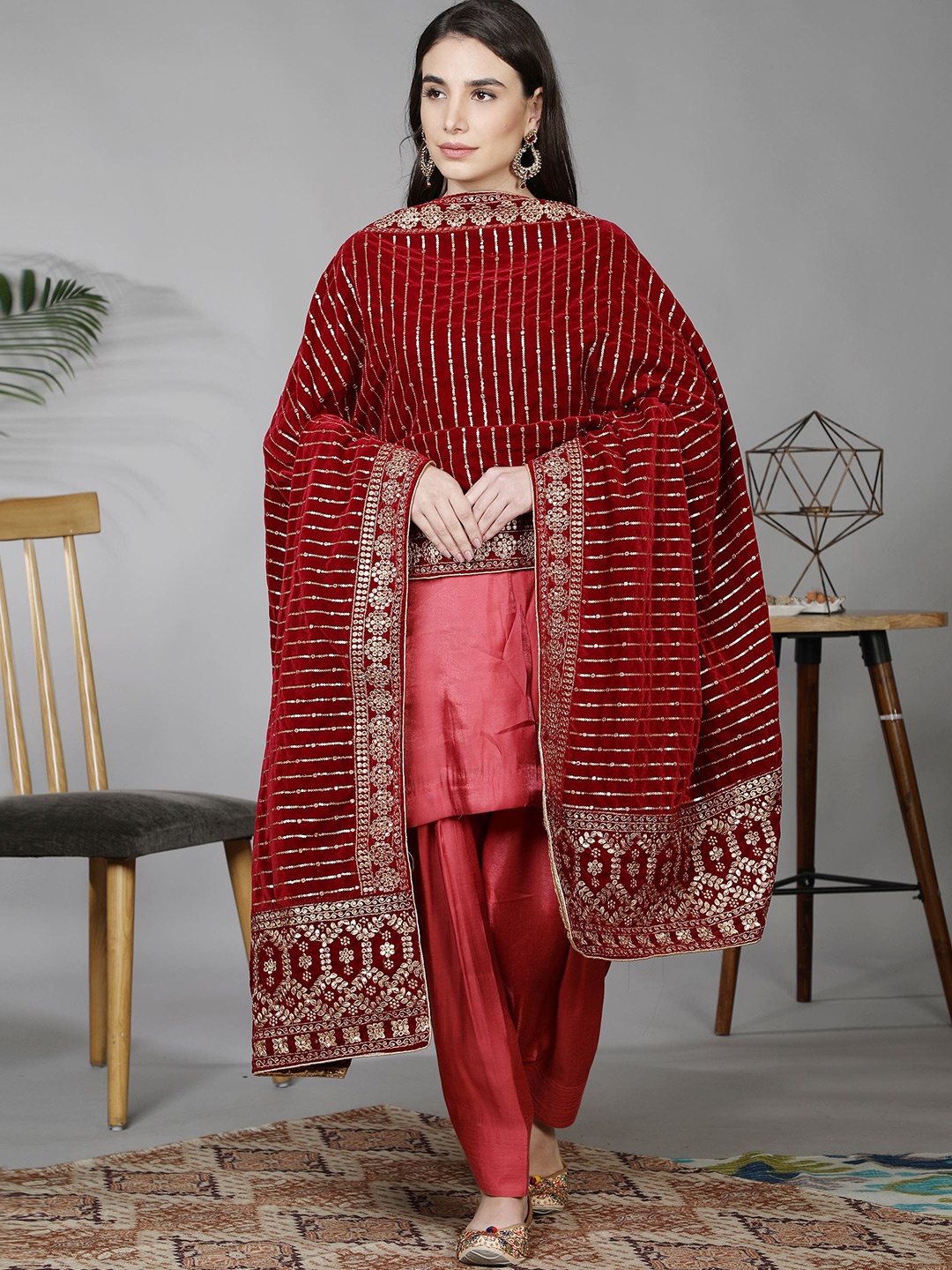 

Moda Chales Maroon & Gold-Toned Embroidered Velvet Dupatta with Sequinned