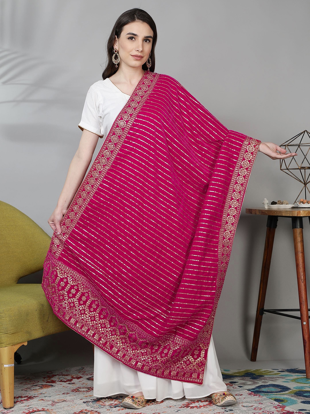 

Moda Chales Magenta & Gold-Toned Ethnic Motifs Embroidered Velvet Dupatta with Sequinned