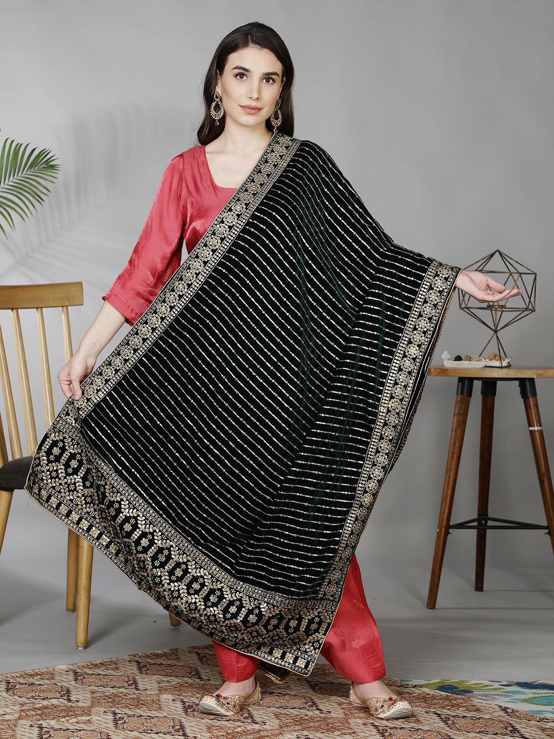 

Moda Chales Green & Gold-Toned Ethnic Motifs Embroidered Velvet Dupatta with Sequinned