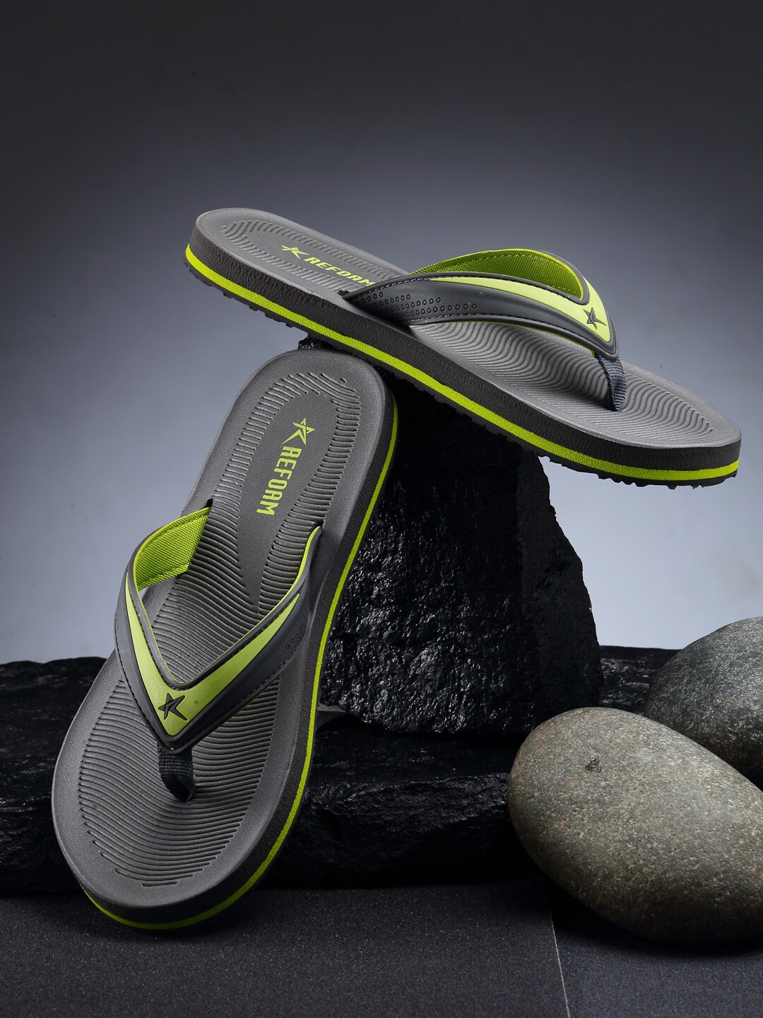 

REFOAM Women Grey & Green Rubber Thong Flip-Flops