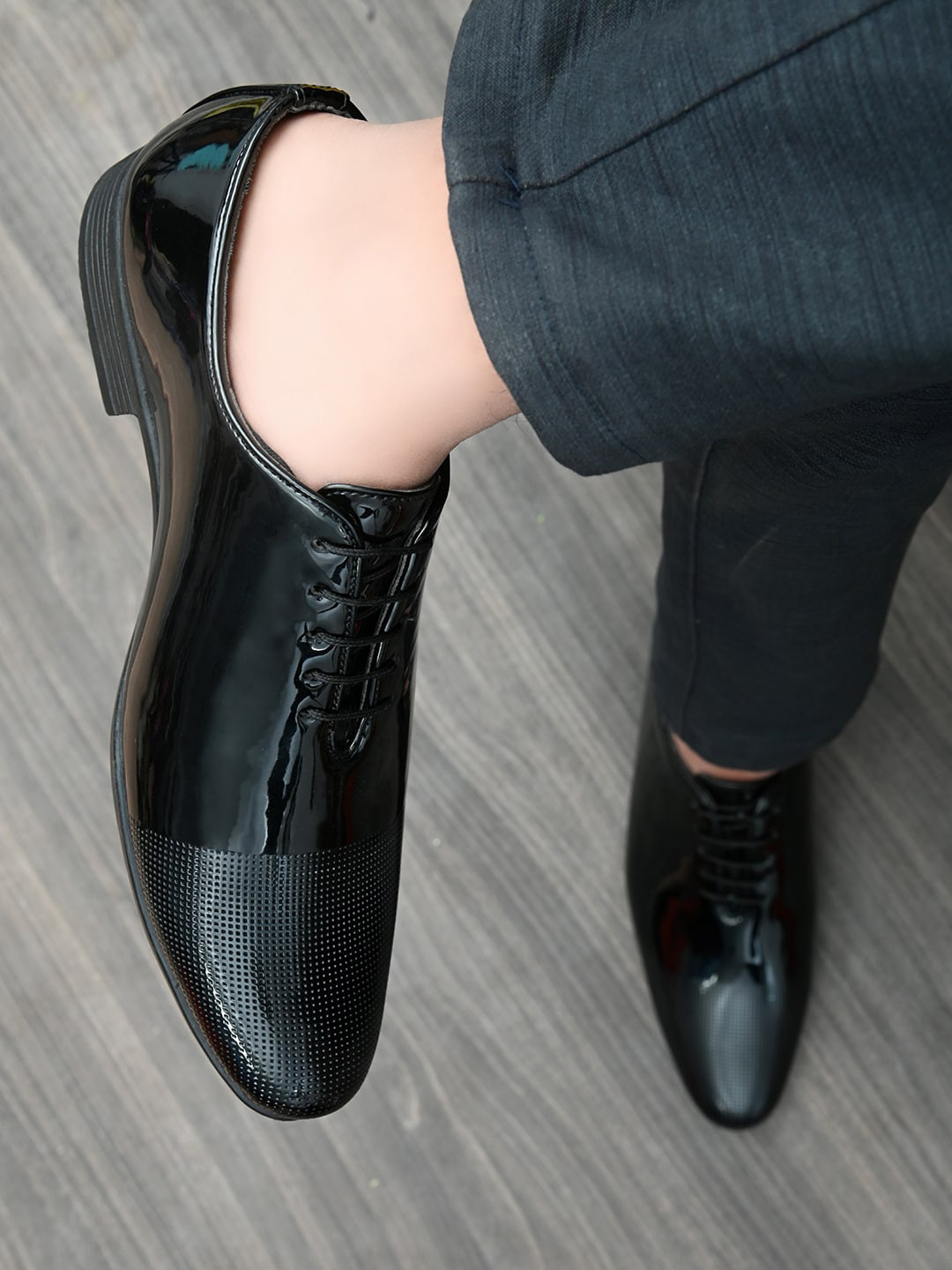 

INVICTUS Men Black Solid Formal Derbys