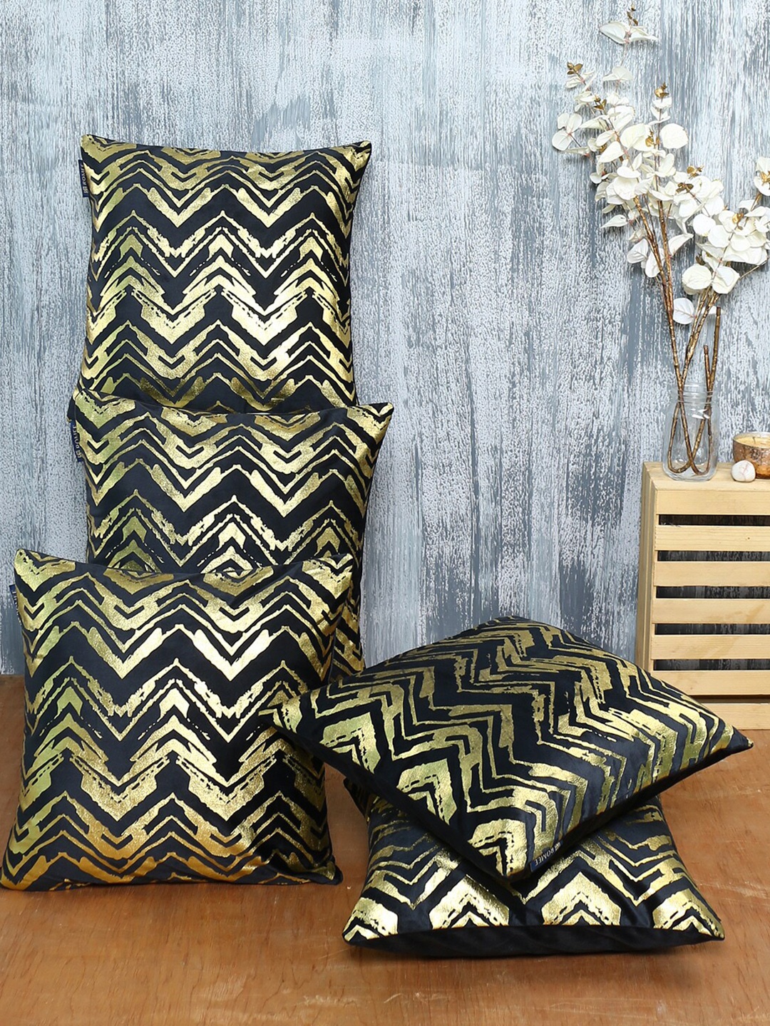 

ROMEE Black & Gold-Toned Set of 5 Velvet Square Cushion Covers