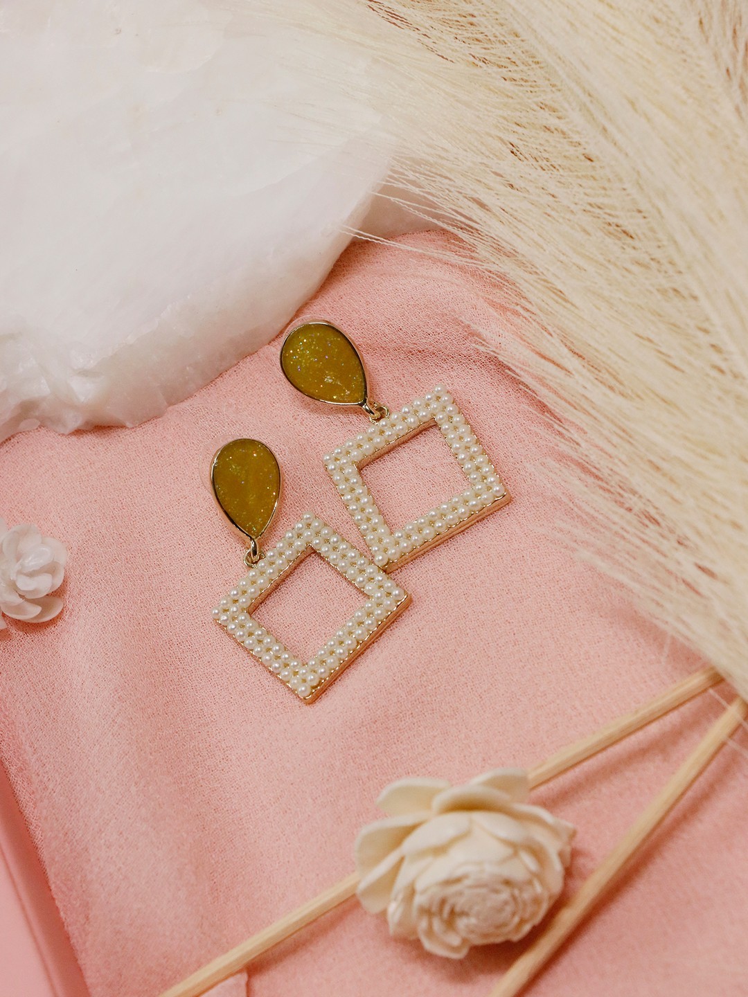 

Ishhaara Brown Square Pearl Frame Earrings