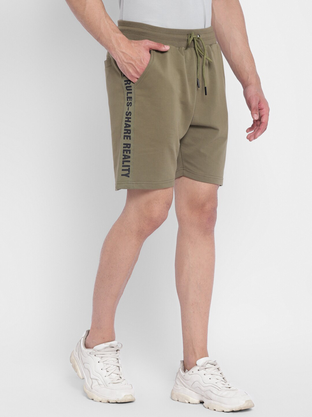 

Alan Jones Men Olive Green Shorts