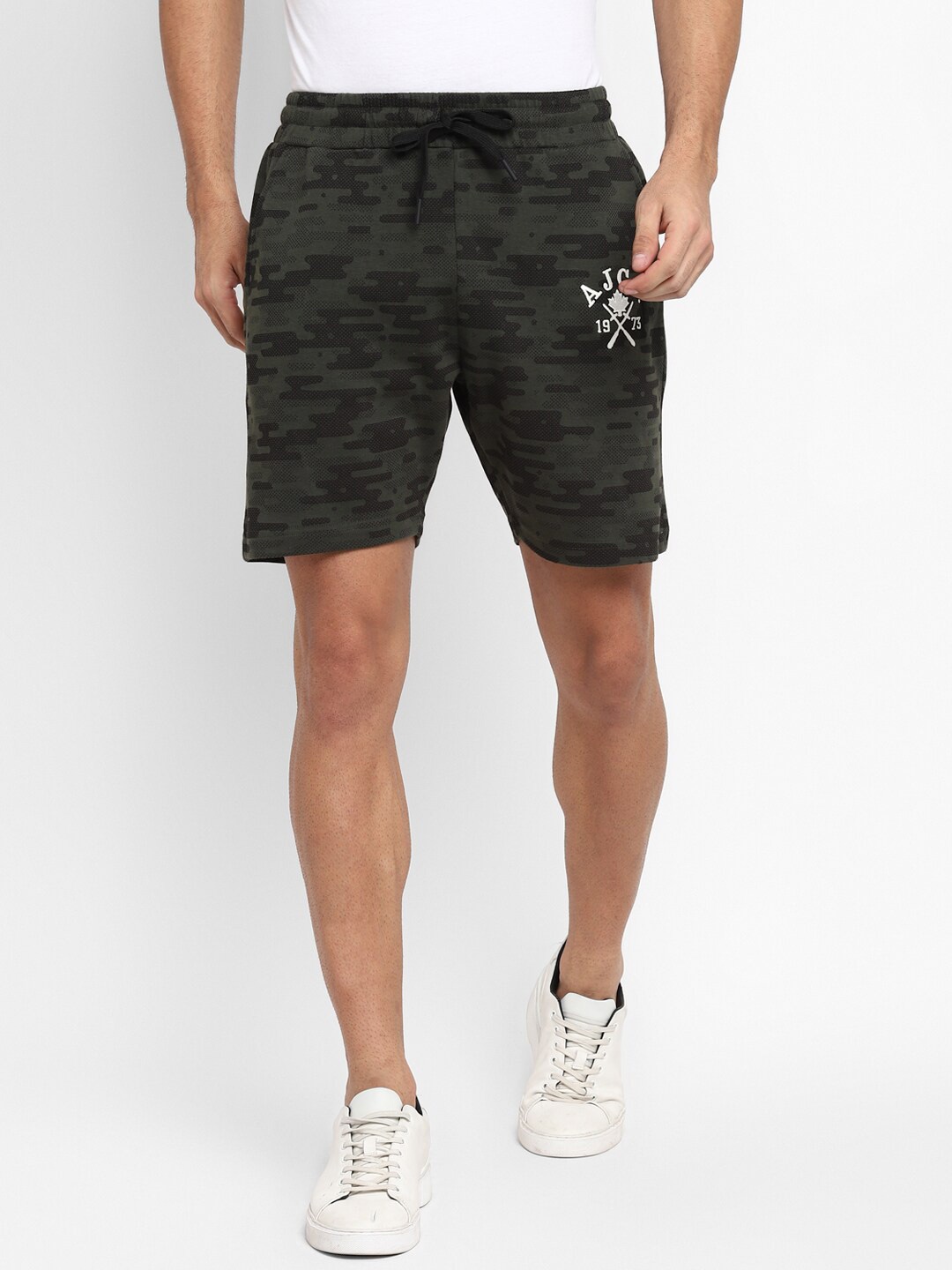 

Alan Jones Men Olive Green & Black Camouflage Printed Shorts