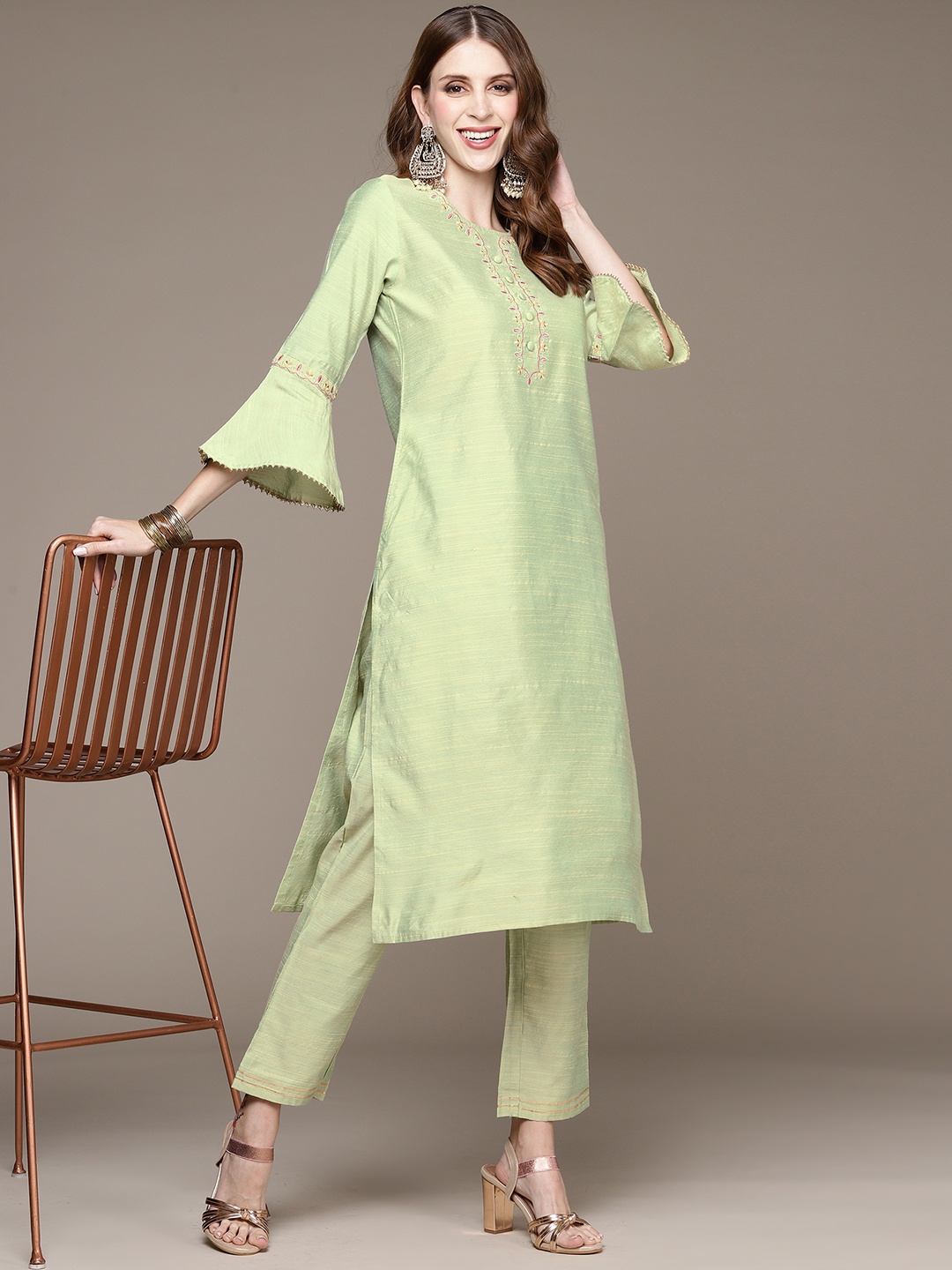 

Anubhutee Women Green Floral Embroidered Kurta with Trousers