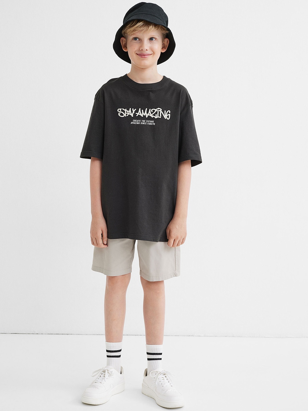 

H&M Boys Beige & Black T-Shirt and Shorts