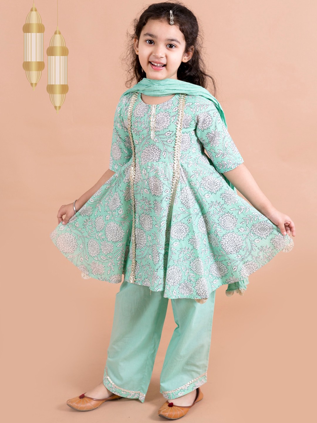 

pspeaches Girls Green Floral Printed Pure Cotton Kurta Set