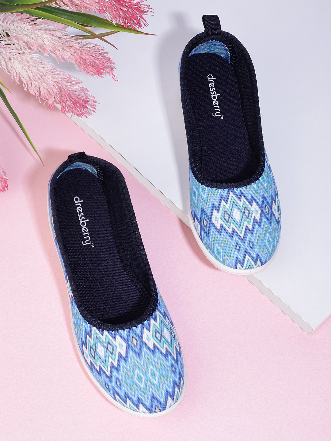 

DressBerry Women Geometric Print Ballerinas, Blue
