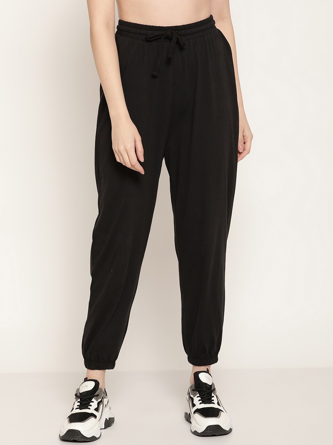 

Rute Black Solid Cotton Jogger