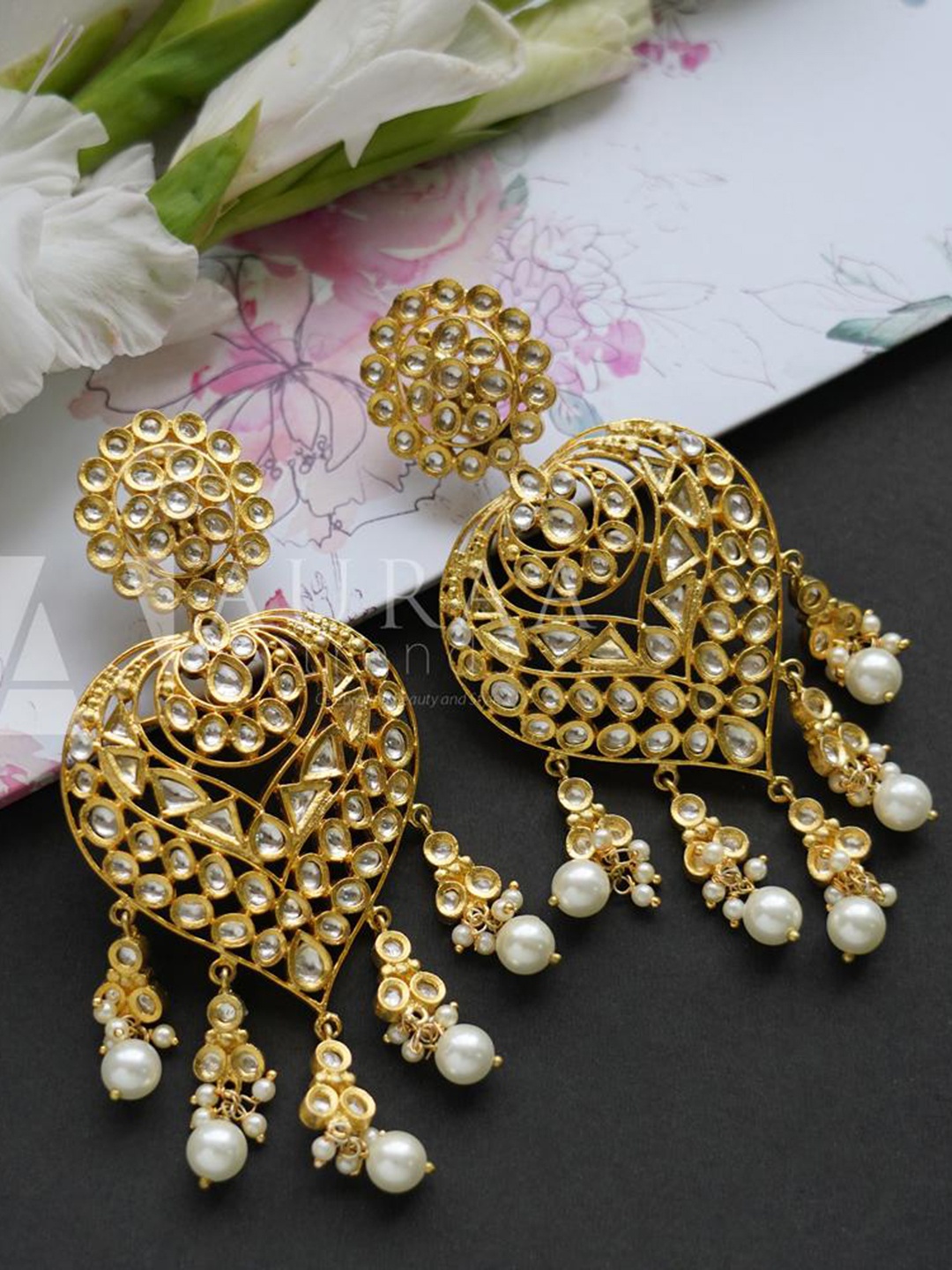 

AURAA TRENDS White & Gold-Toned Contemporary Drop Earrings