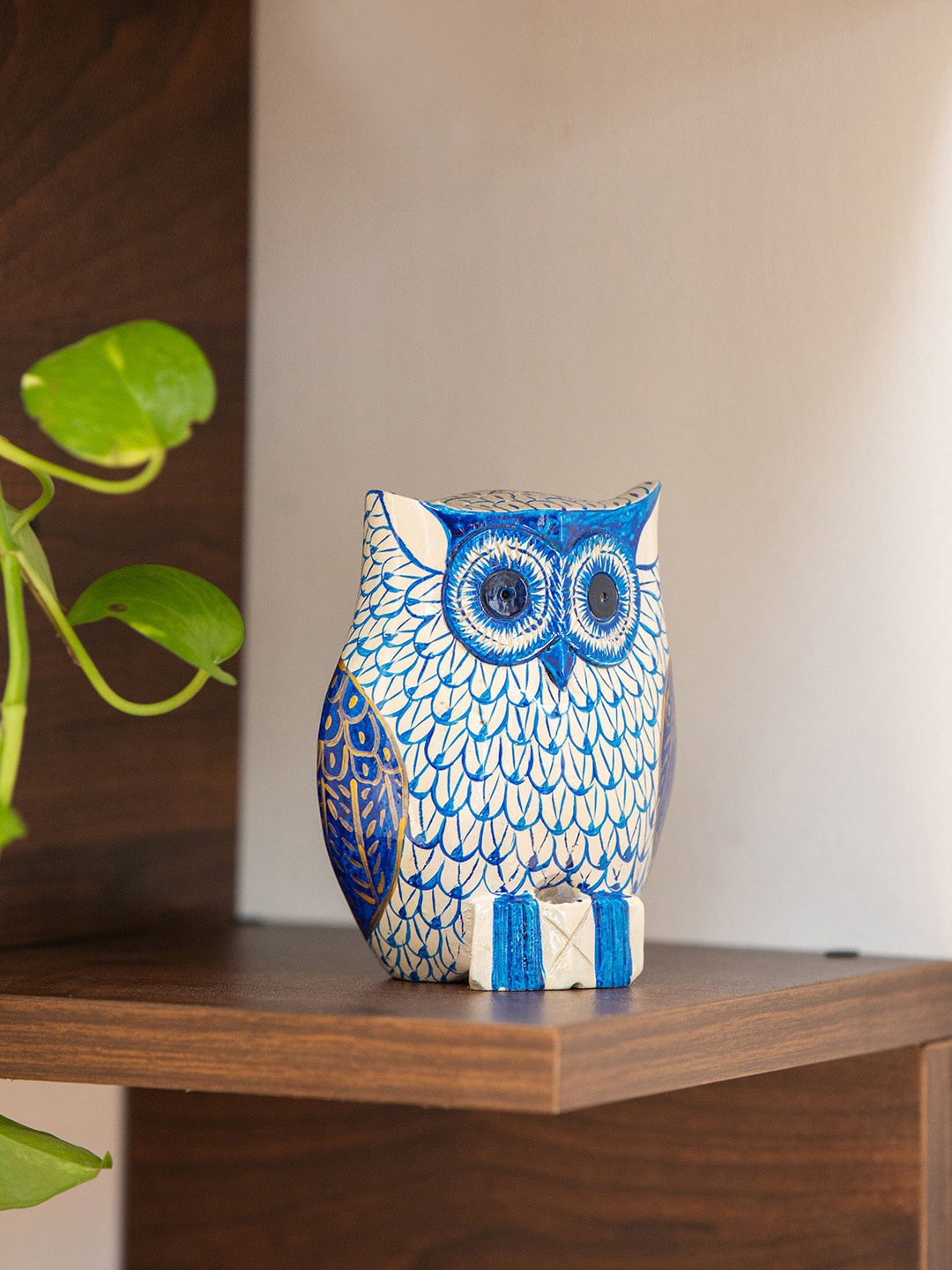 

ExclusiveLane Blue & White The Staring Wooden Owl Showpiece