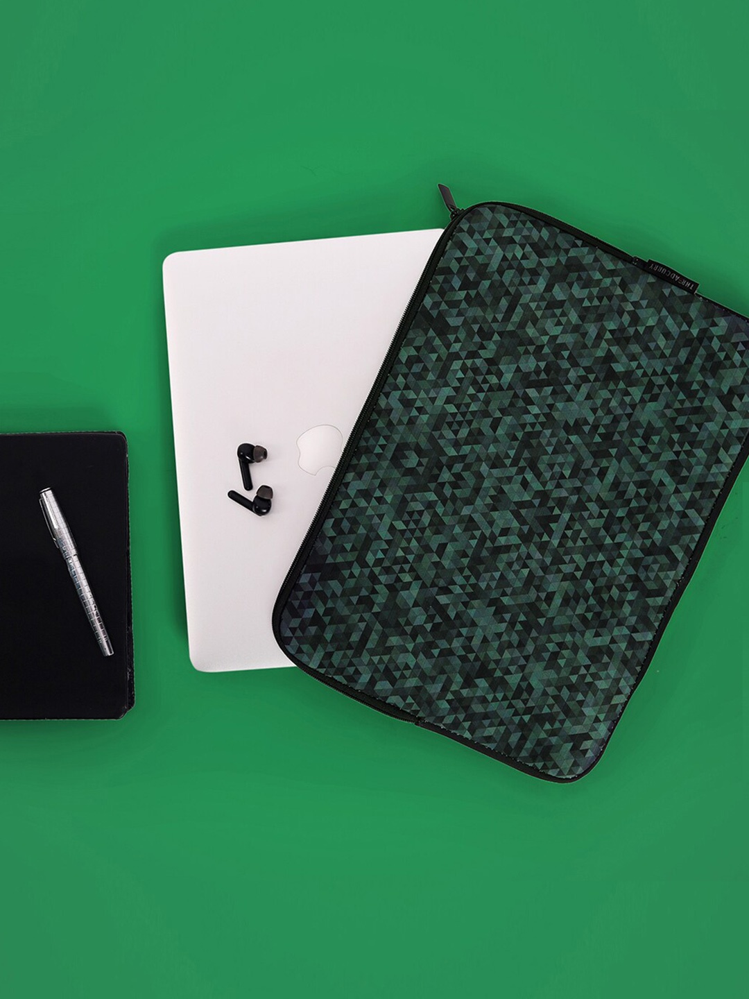 

THREADCURRY Unisex Black & Green Printed Laptop Sleeve