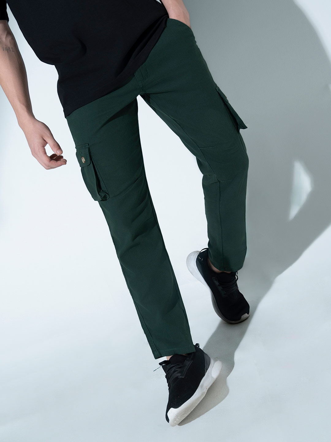 

Hubberholme Men Green Slim Fit Cotton Cargo Trousers