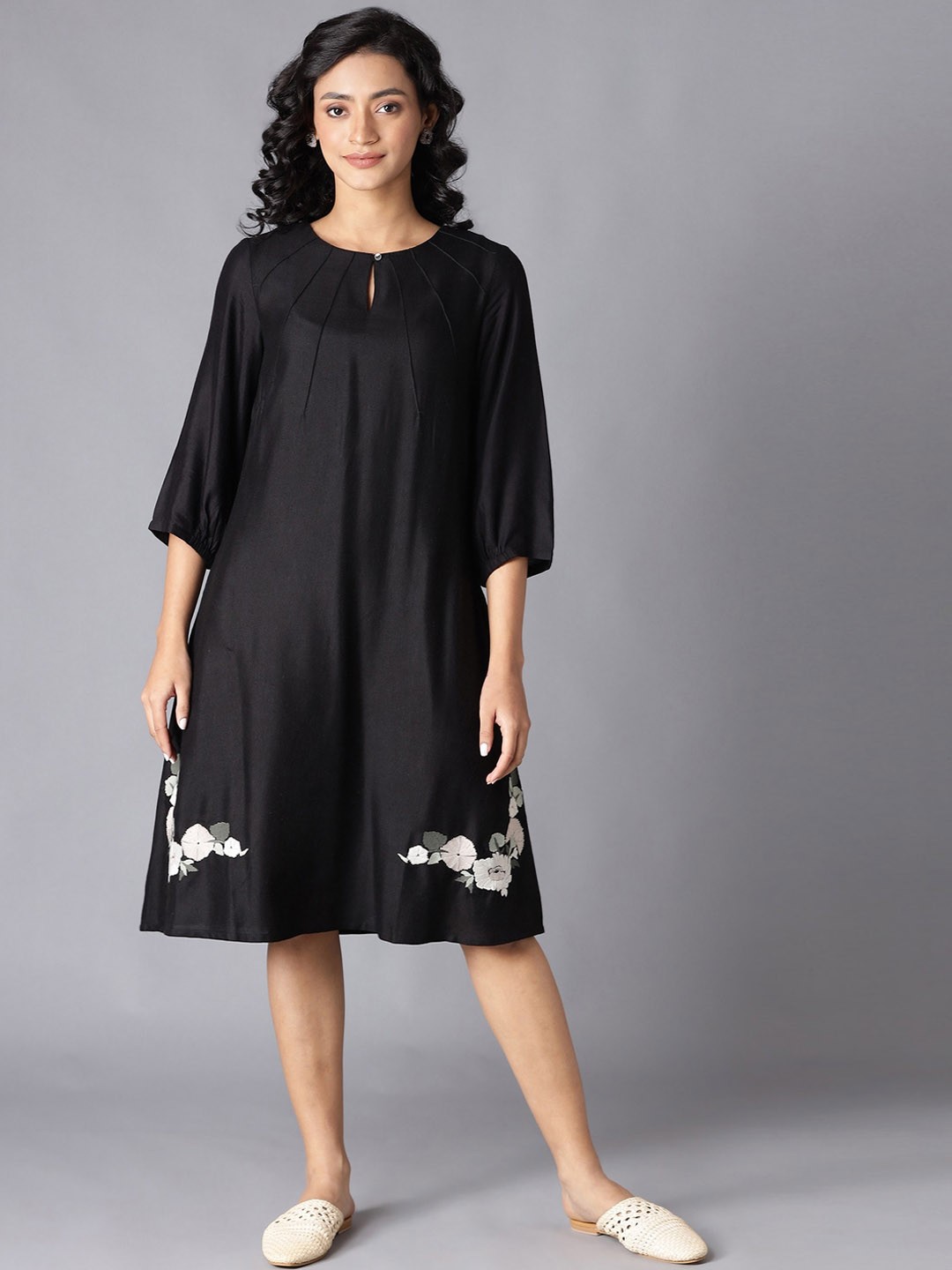 

W Women Black Keyhole Neck Flared Sleeves Thread Work Kurta