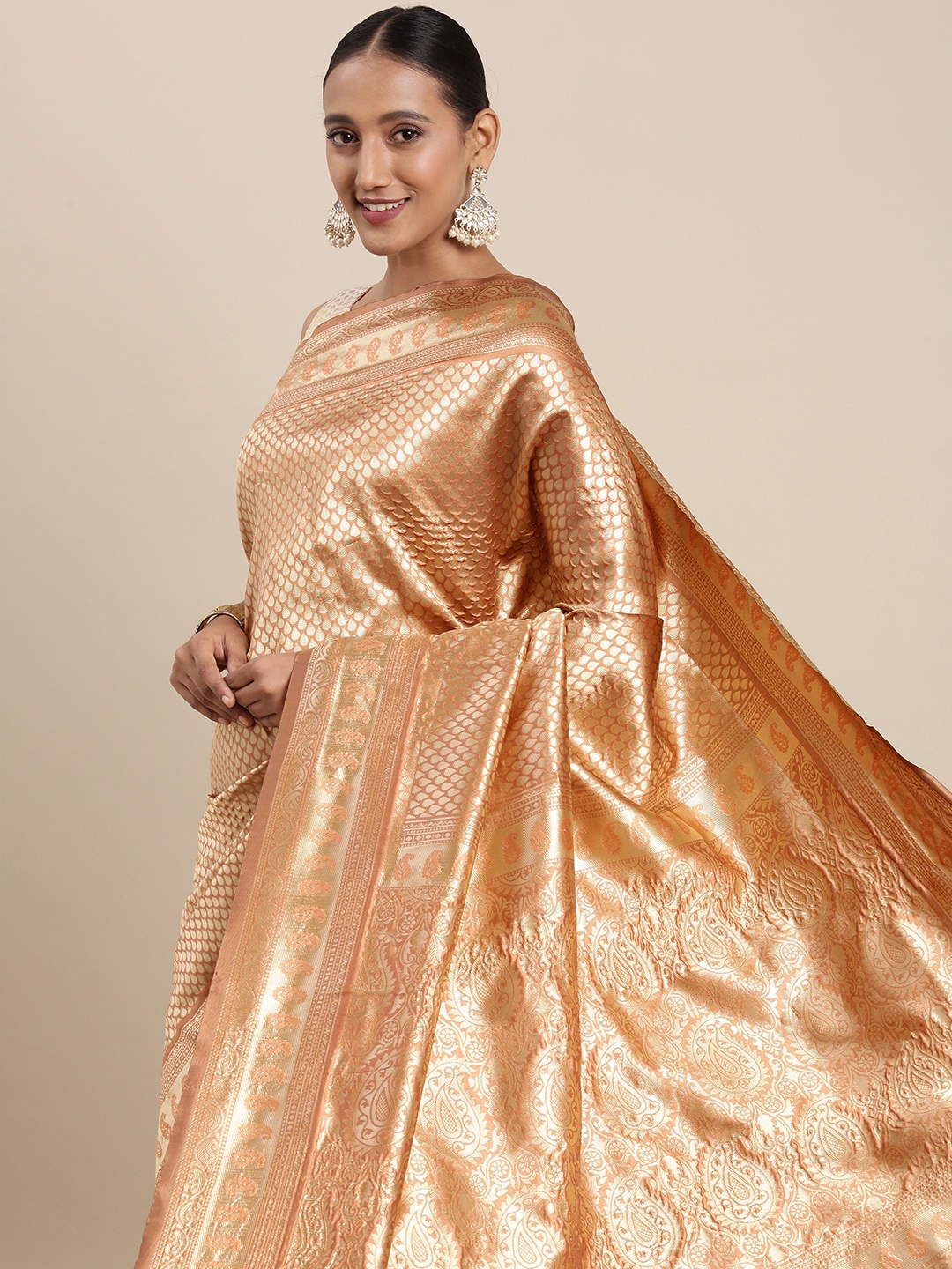 

Mitera Orange & Gold-Toned Ethnic Motifs Zari Silk Blend Banarasi Saree