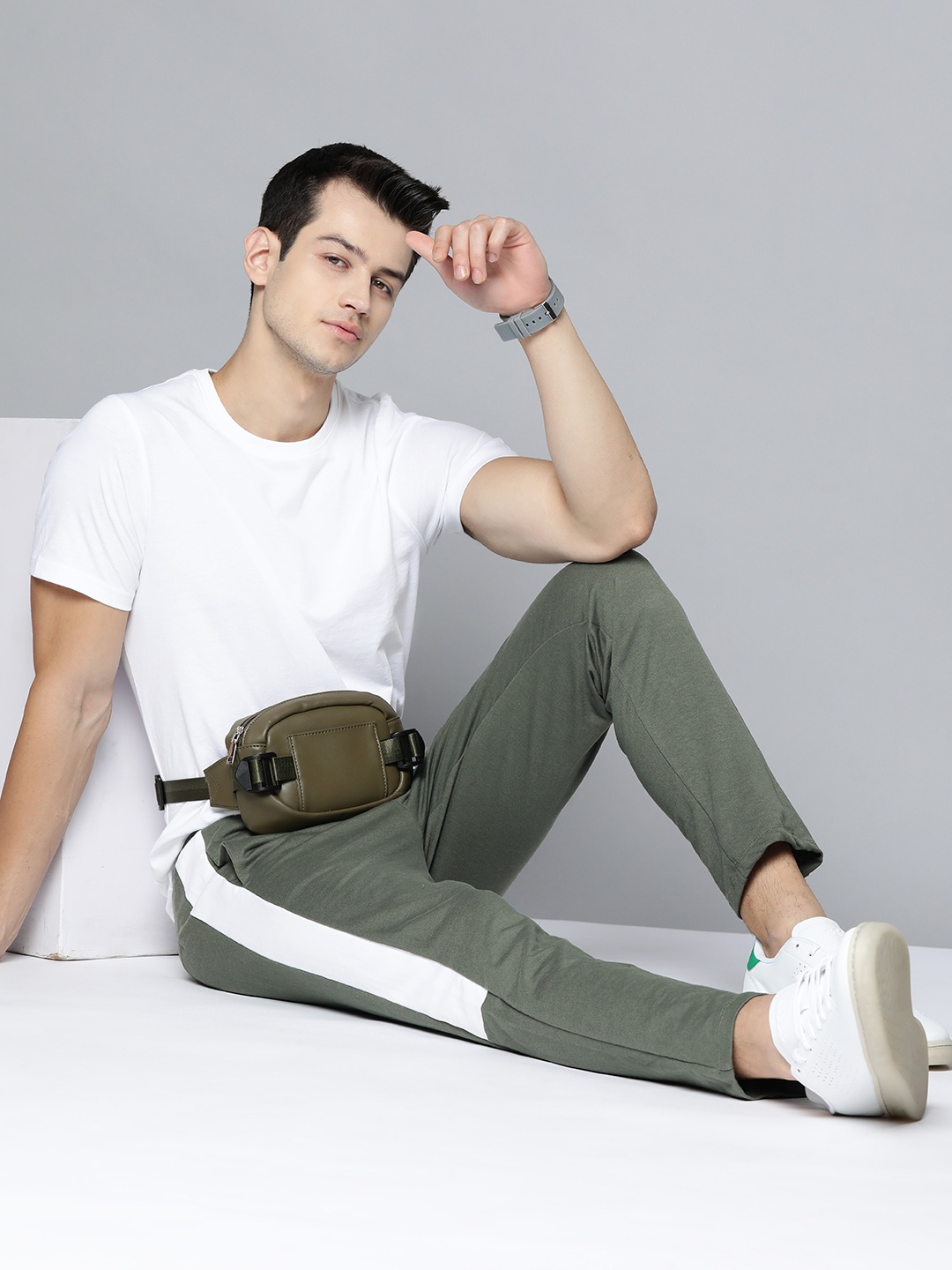 

Kook N Keech Men Green Solid Track Pants