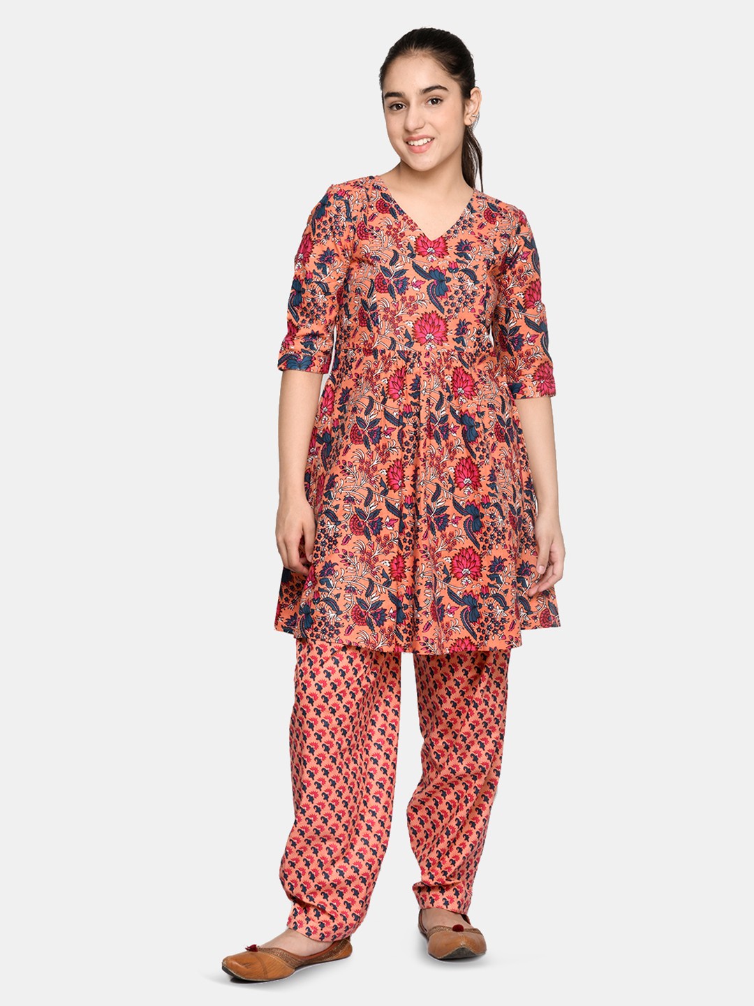 

SAKA DESIGNS Girls Peach-Coloured Floral Printed Empire Pure Cotton Kurta with Salwar