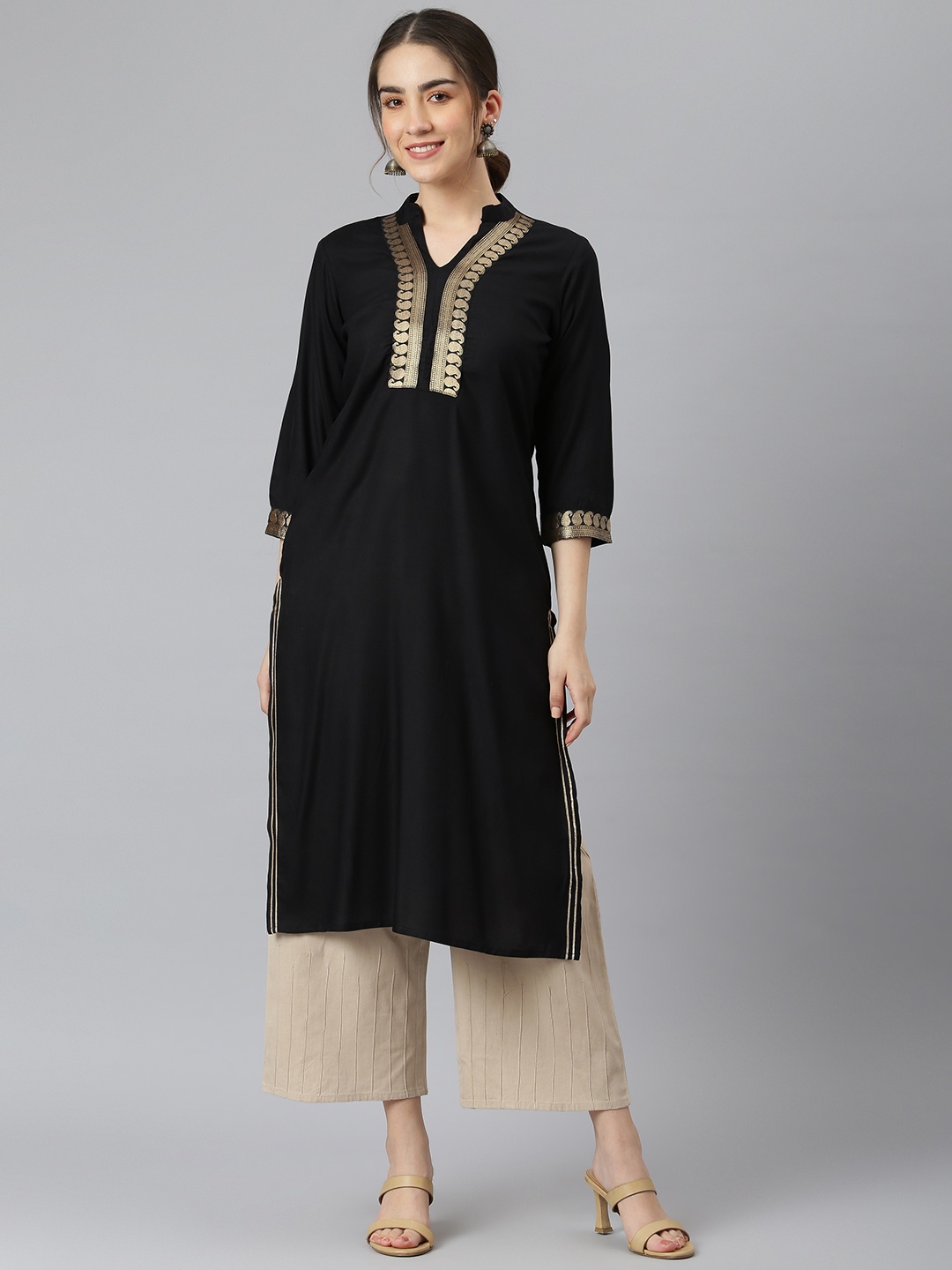 

DESI BEATS Women Black & Golden Paisley Yoke Design Kurta