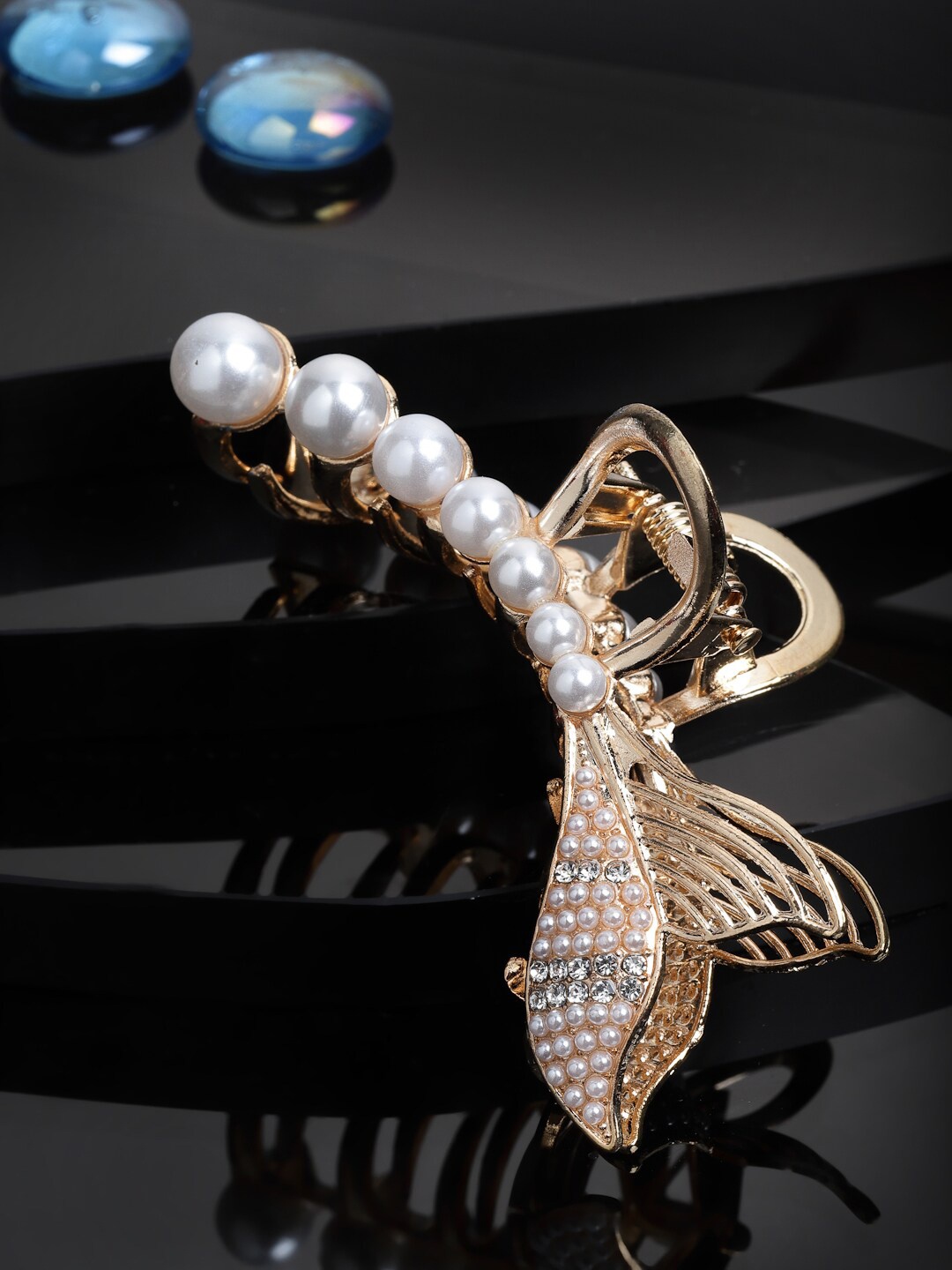 

VOGUE PANASH Women Gold-Toned & White Fish Shaped Embellished Pearl Claw Clip