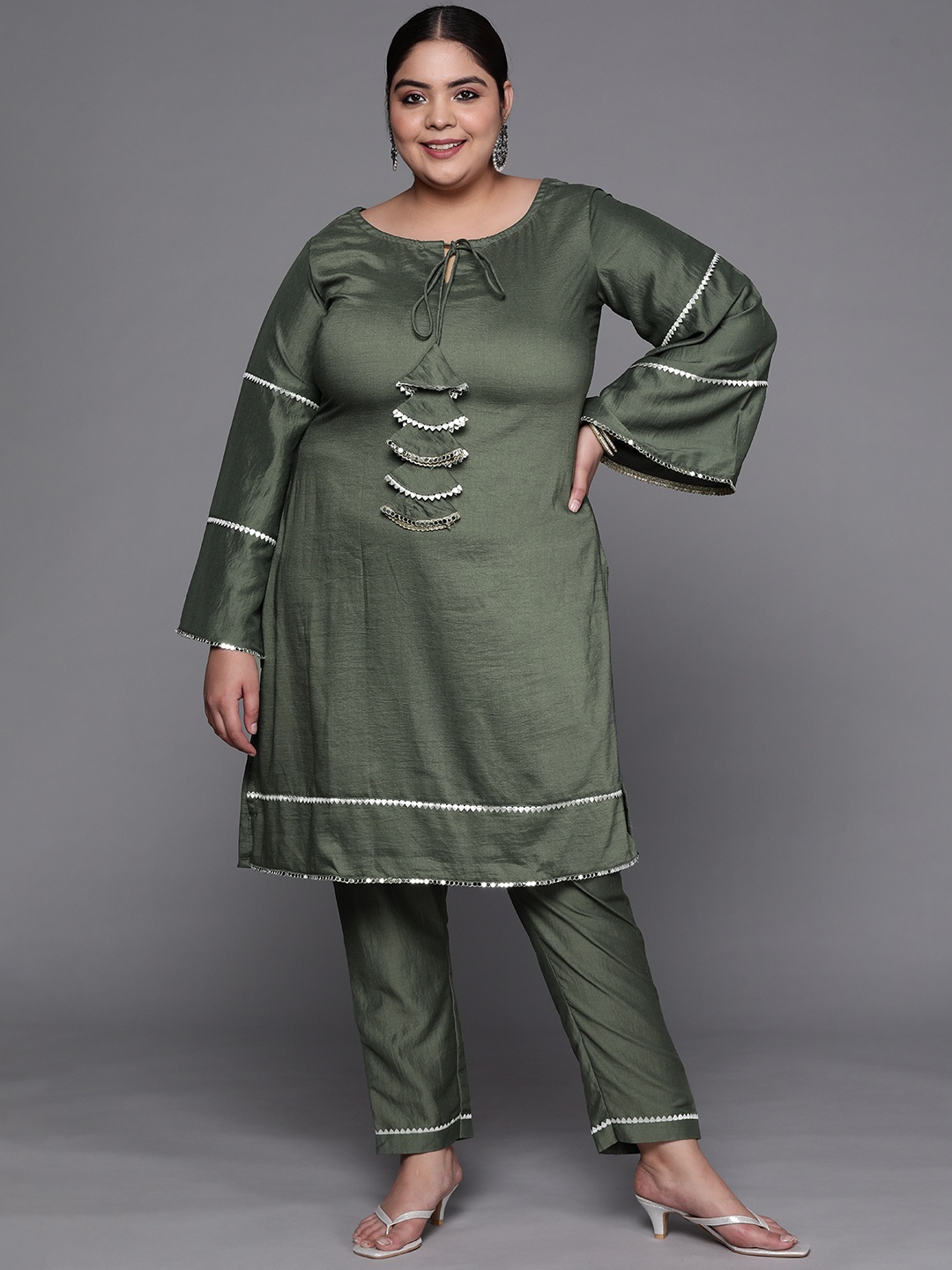 

INDDUS PLUS Women Green Solid Gotta Patti Detail Kurta with Trousers