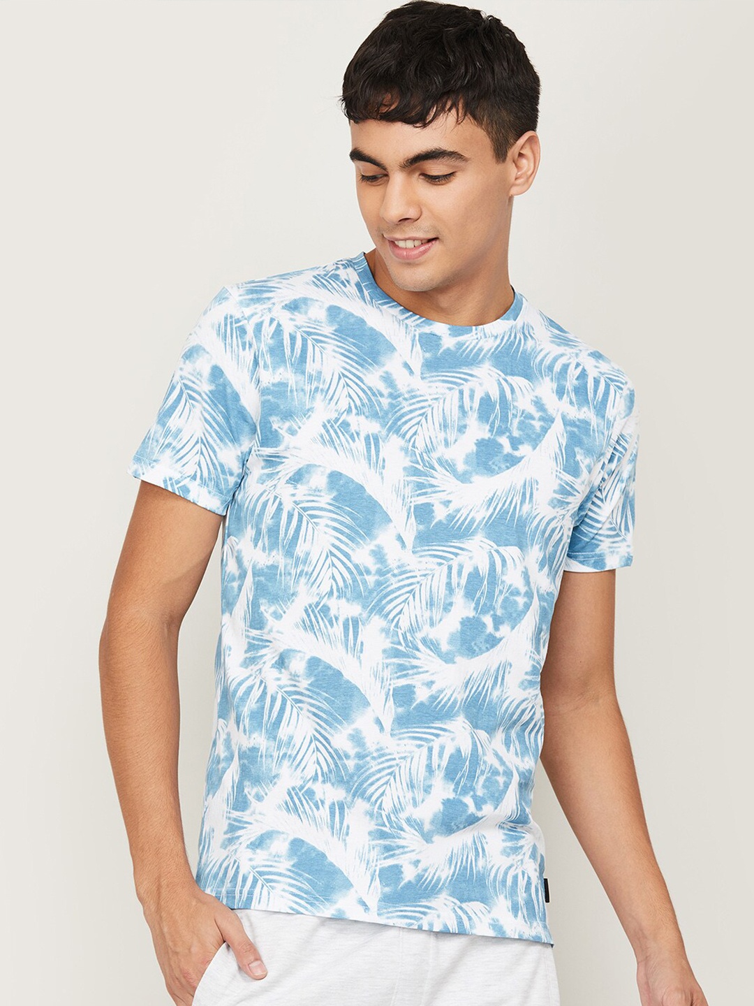 

Bossini Men White & Blue Floral Printed Tropical Slim Fit T-shirt