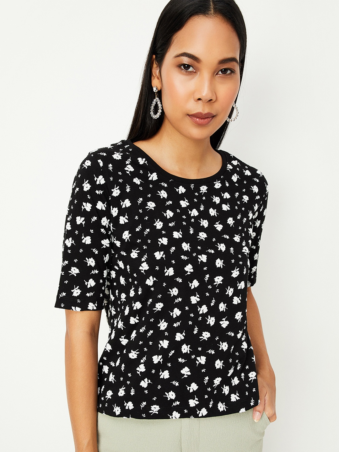 

max Women Black Floral Printed T-shirt