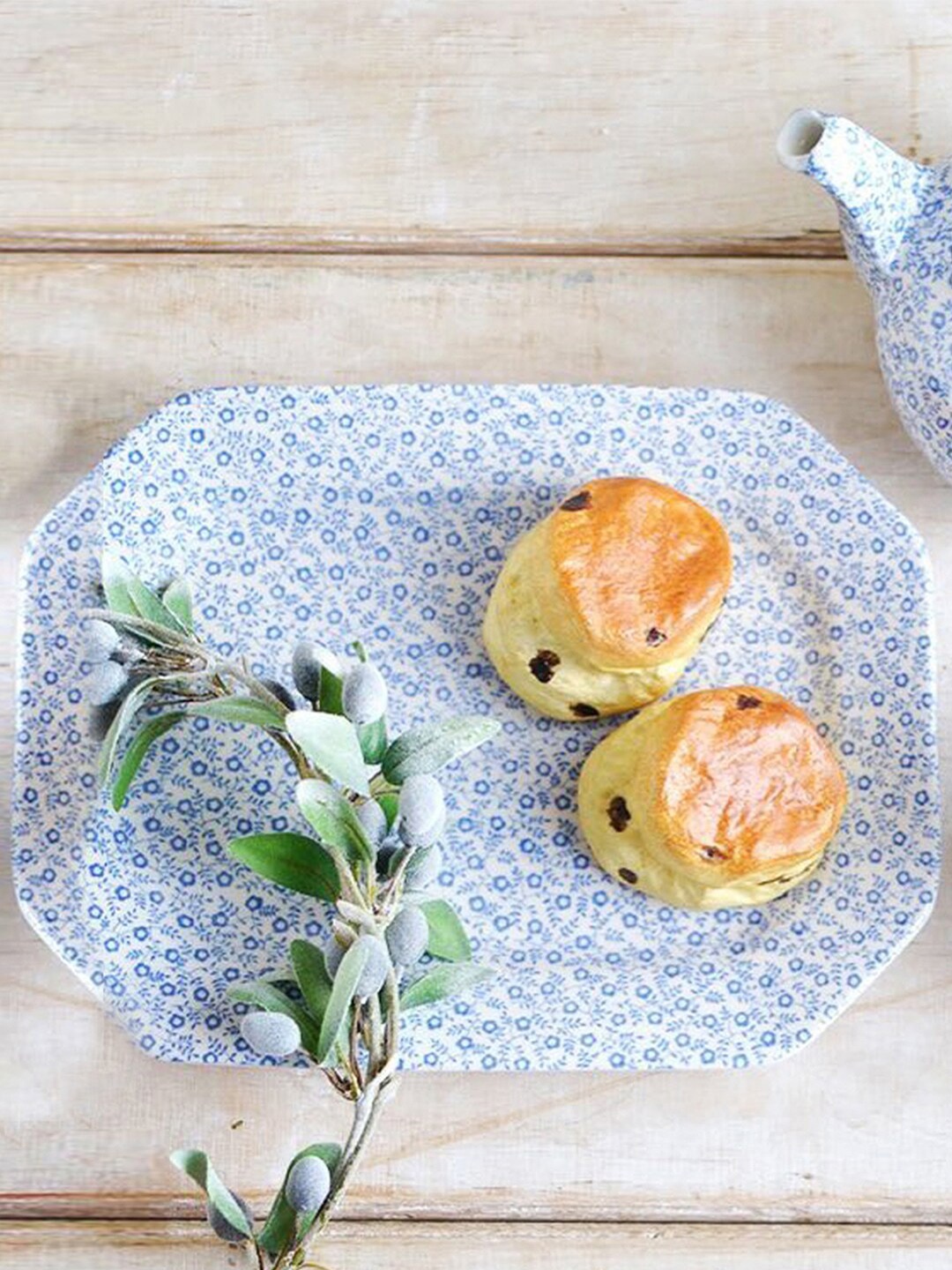 

BURLEIGH Blue & White 1 Pieces Printed Earthen Clay Matte Plates