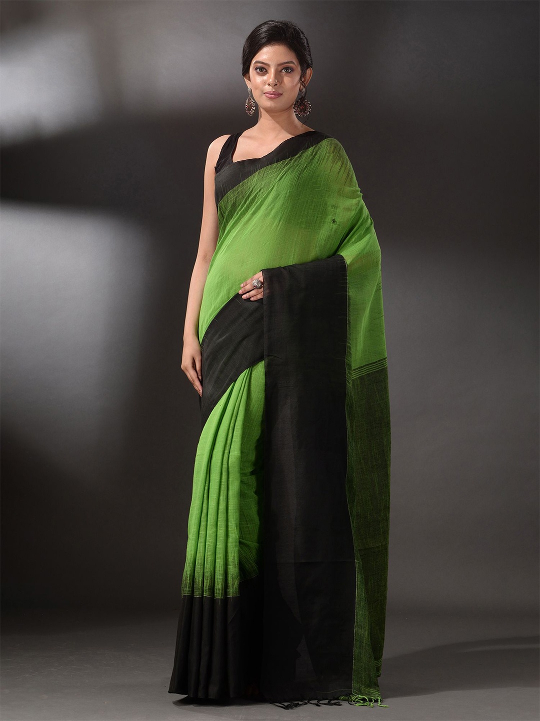 

Arhi Green & Black Colourblocked Pure Cotton Ikkat Design Saree