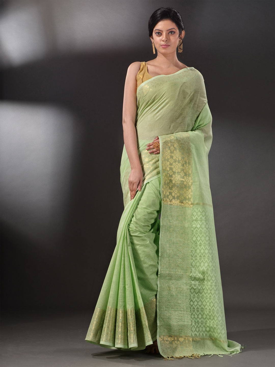 

Arhi Green & Gold-Toned Woven Design Silk Blend Saree