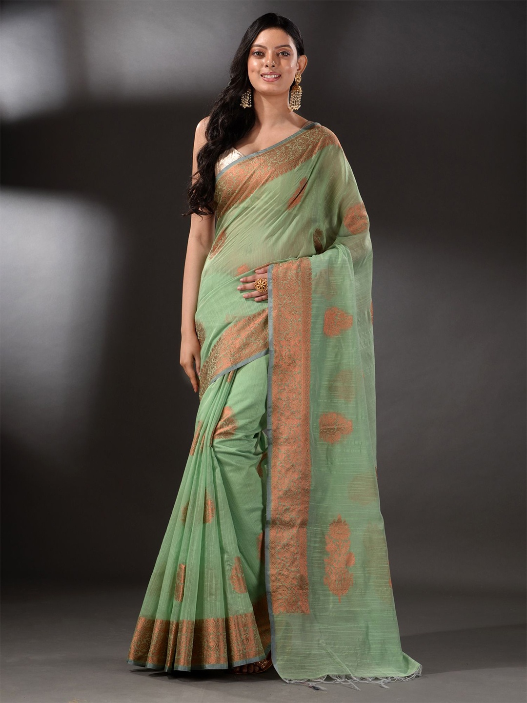 

Arhi Green & Gold-Toned Woven Design Silk Blend Saree