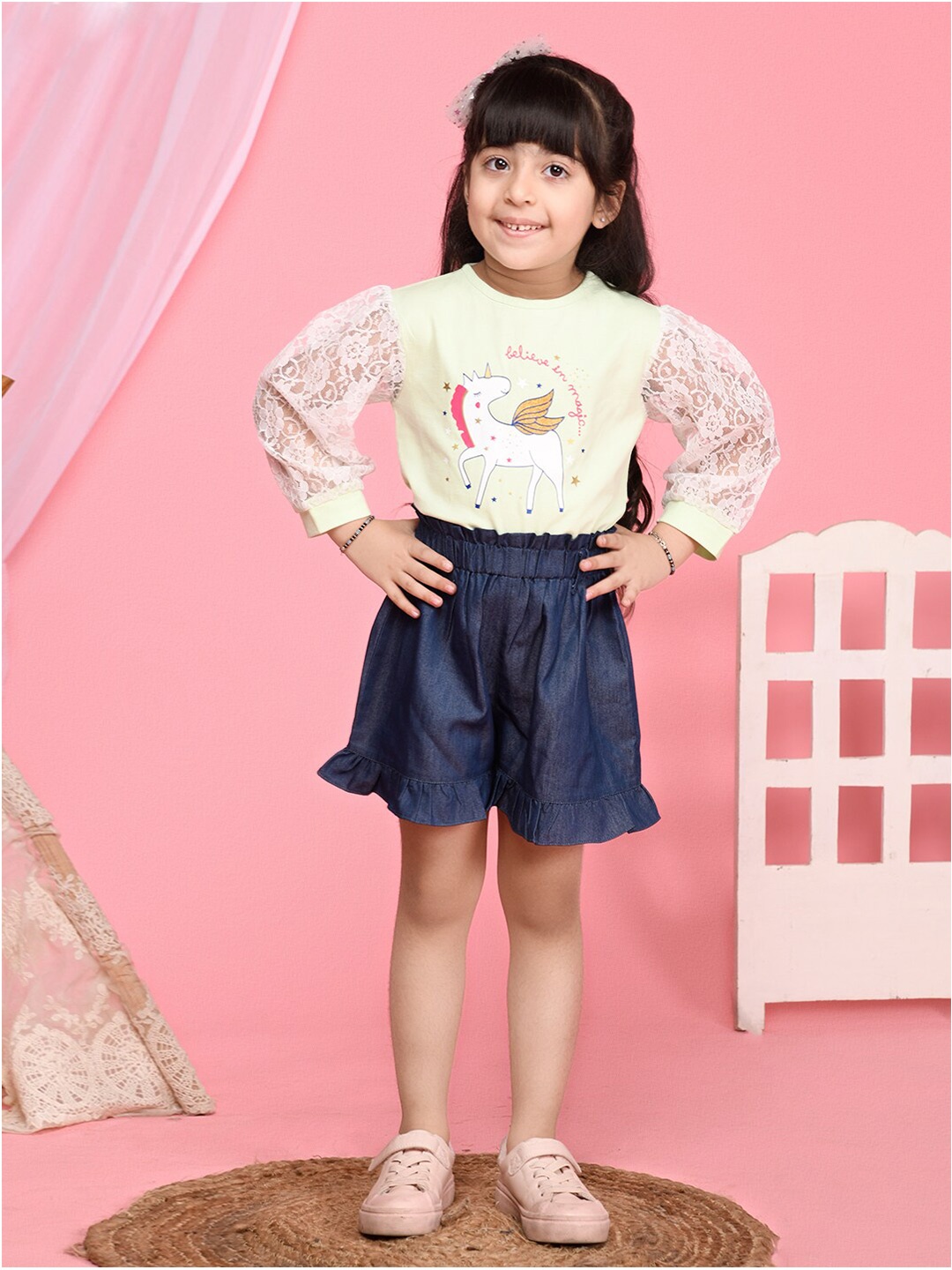 

LilPicks Girls Yellow & Blue Printed Top with Shorts